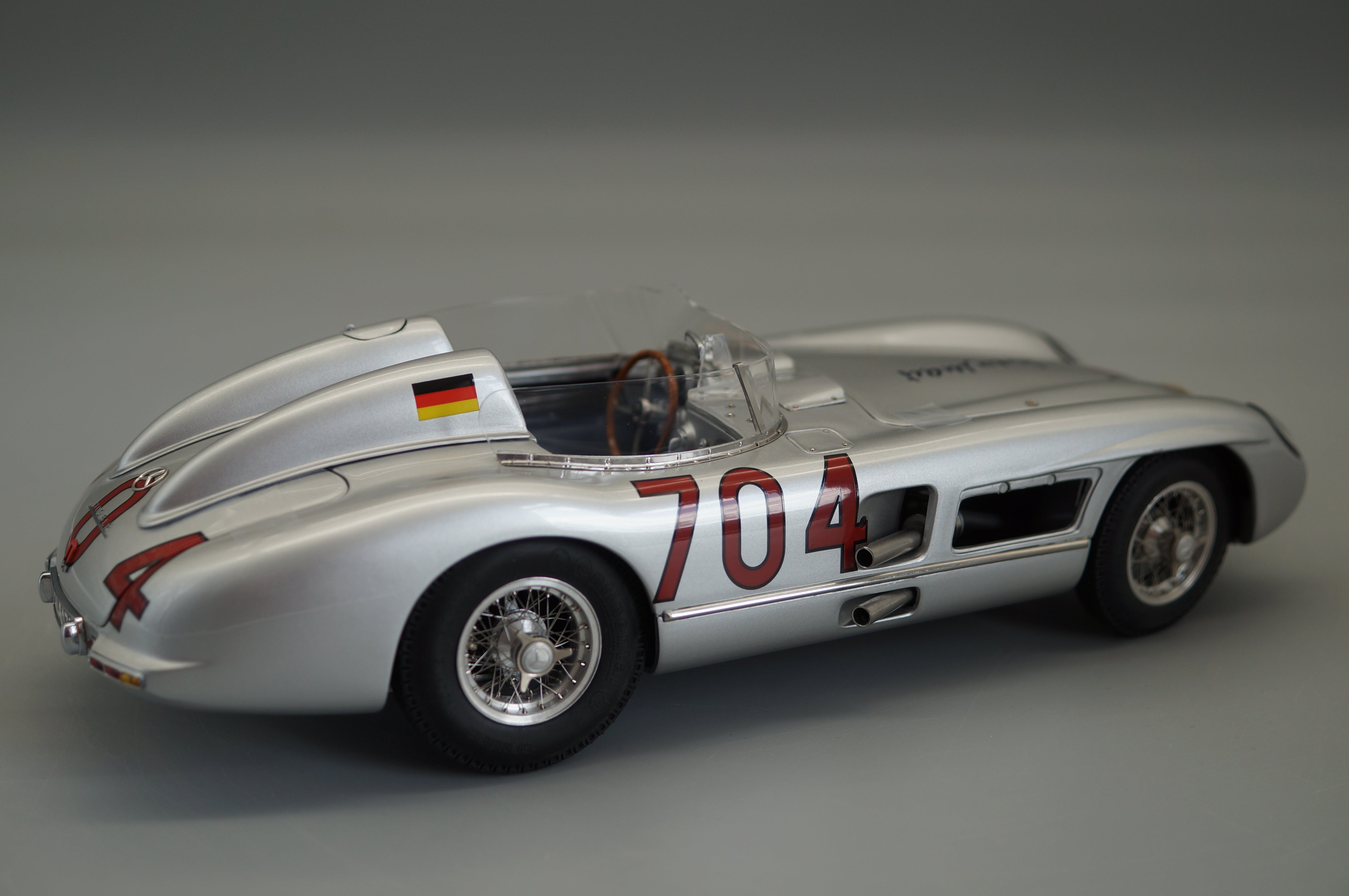 1/18 Mercedes-Benz 300 SLR #704 Hans Herrmann Signatur Edition #143/400 CMC M-124 -pre-owned