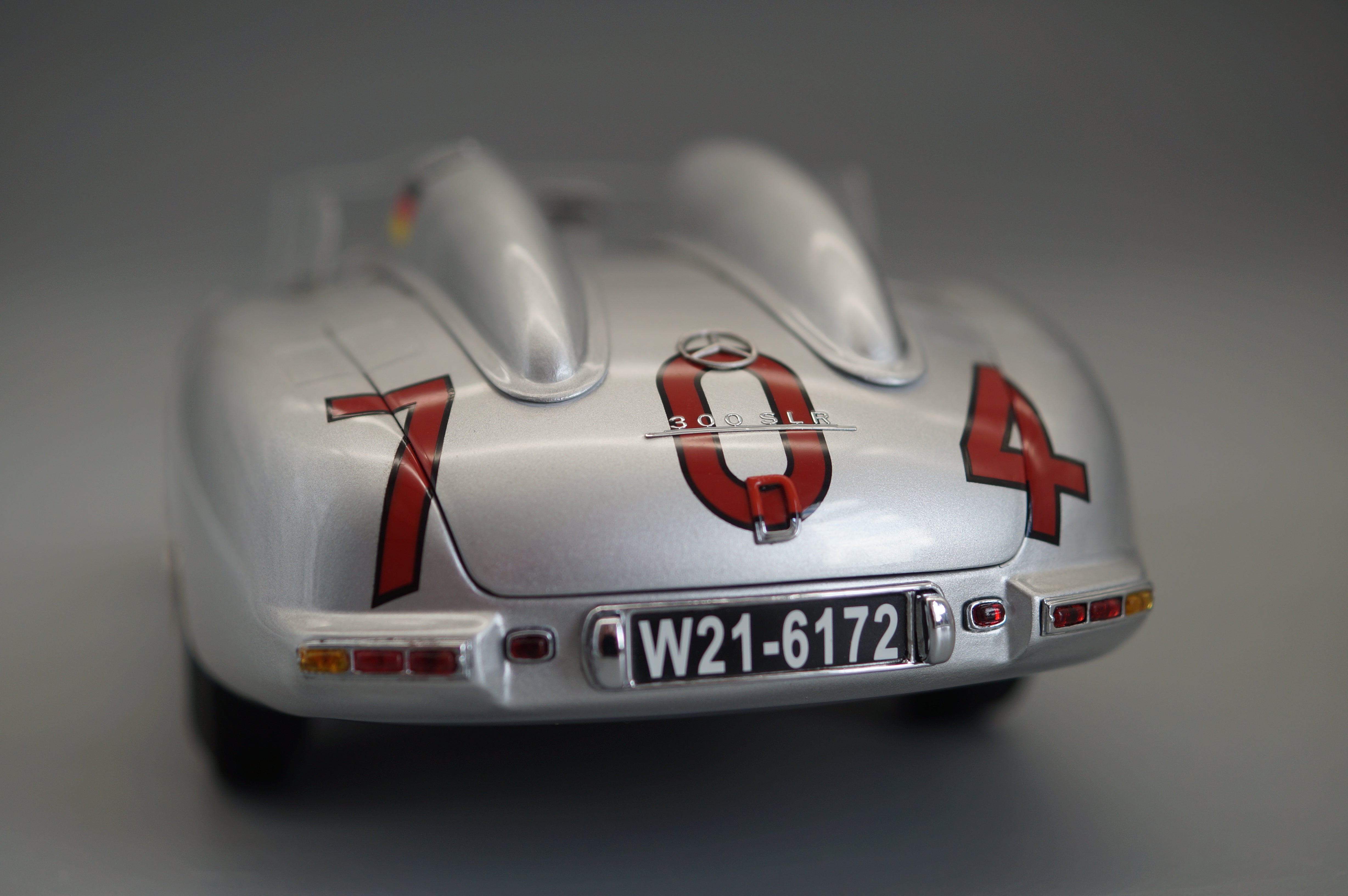 1/18 Mercedes-Benz 300 SLR #704 Hans Herrmann Signatur Edition #143/400 CMC M-124 -pre-owned