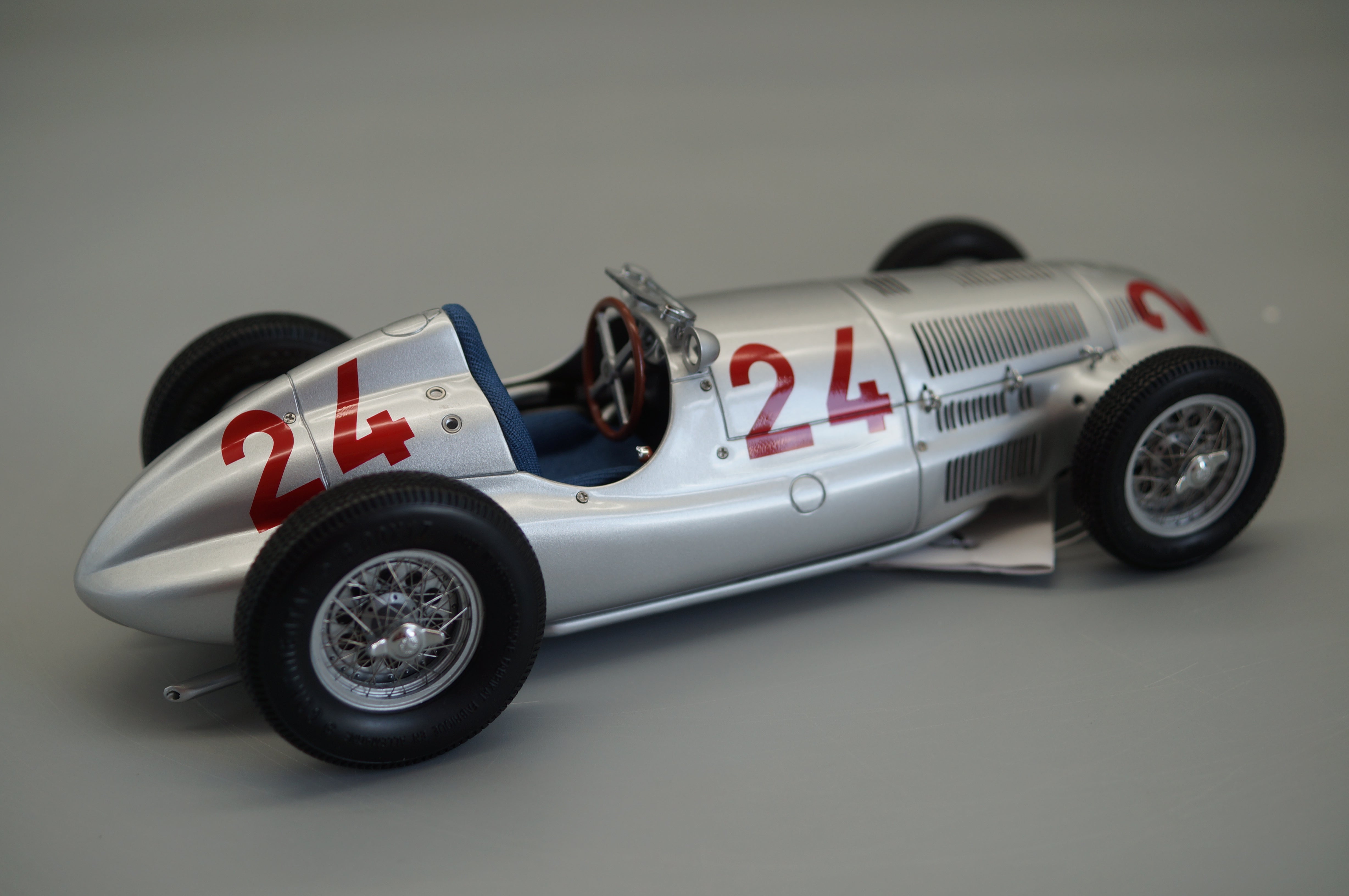 1/18 Mercedes-Benz W165 #24 Tripoli #0998/5000 CMC M-074 - pre-owned
