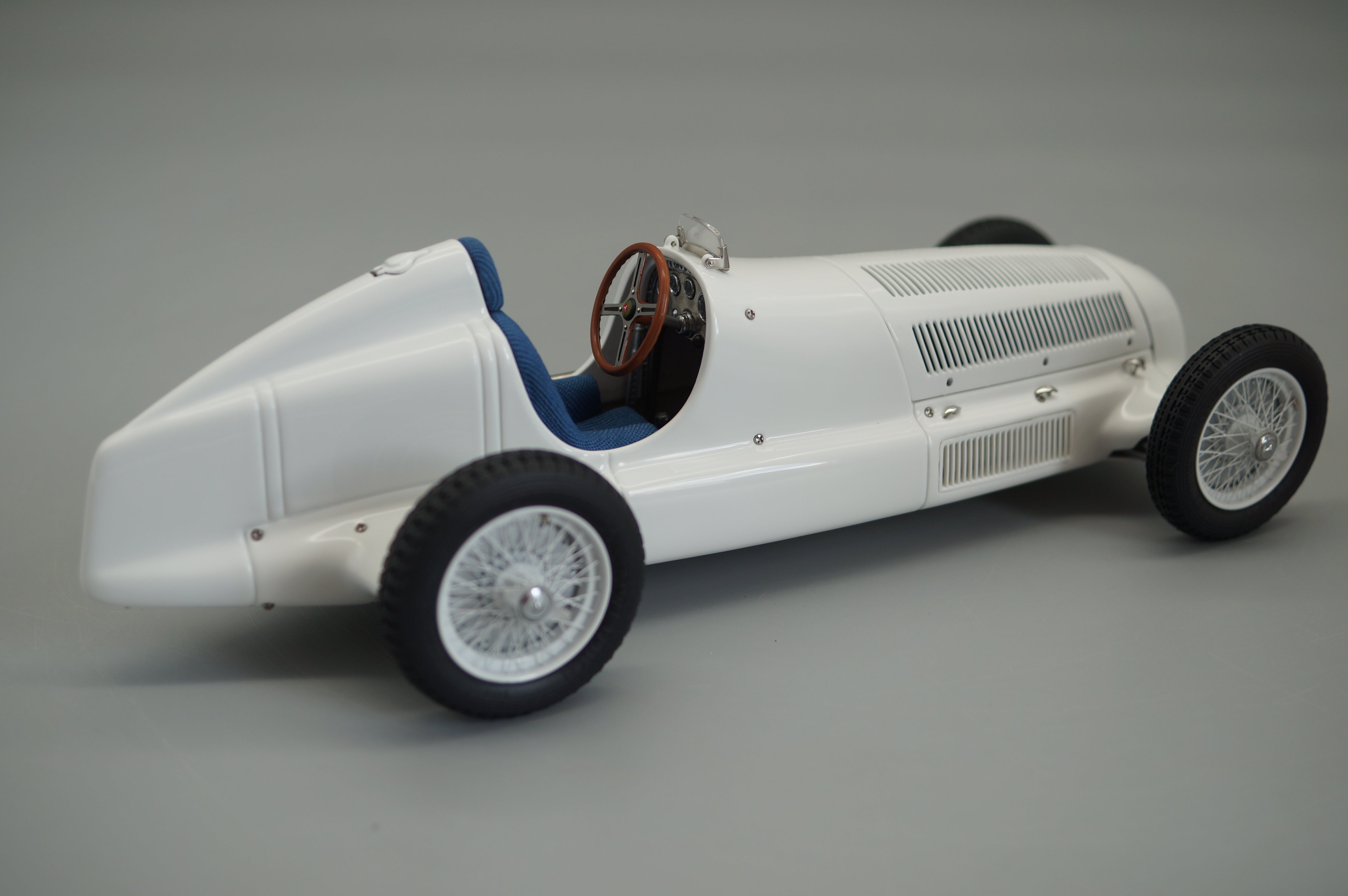 1/18 Mercedes-Benz W25 A Myth in White #1181/3000 CMC M-065 -pre-owned