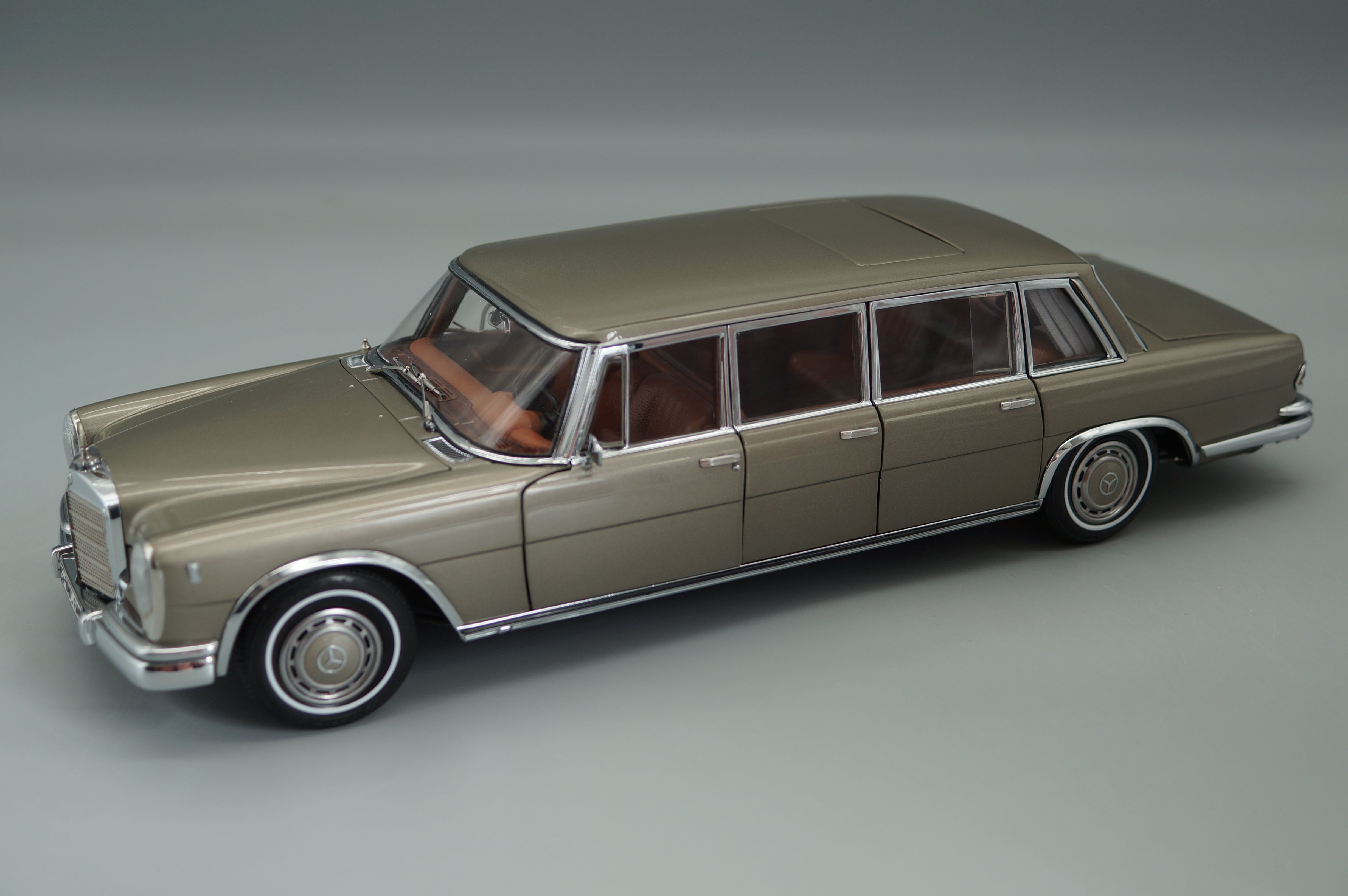 1/18 CMC Mercedes-Benz 600 Pullman (W100) Limousine mit Schiebedach #586 CMC M-204 -pre-owned