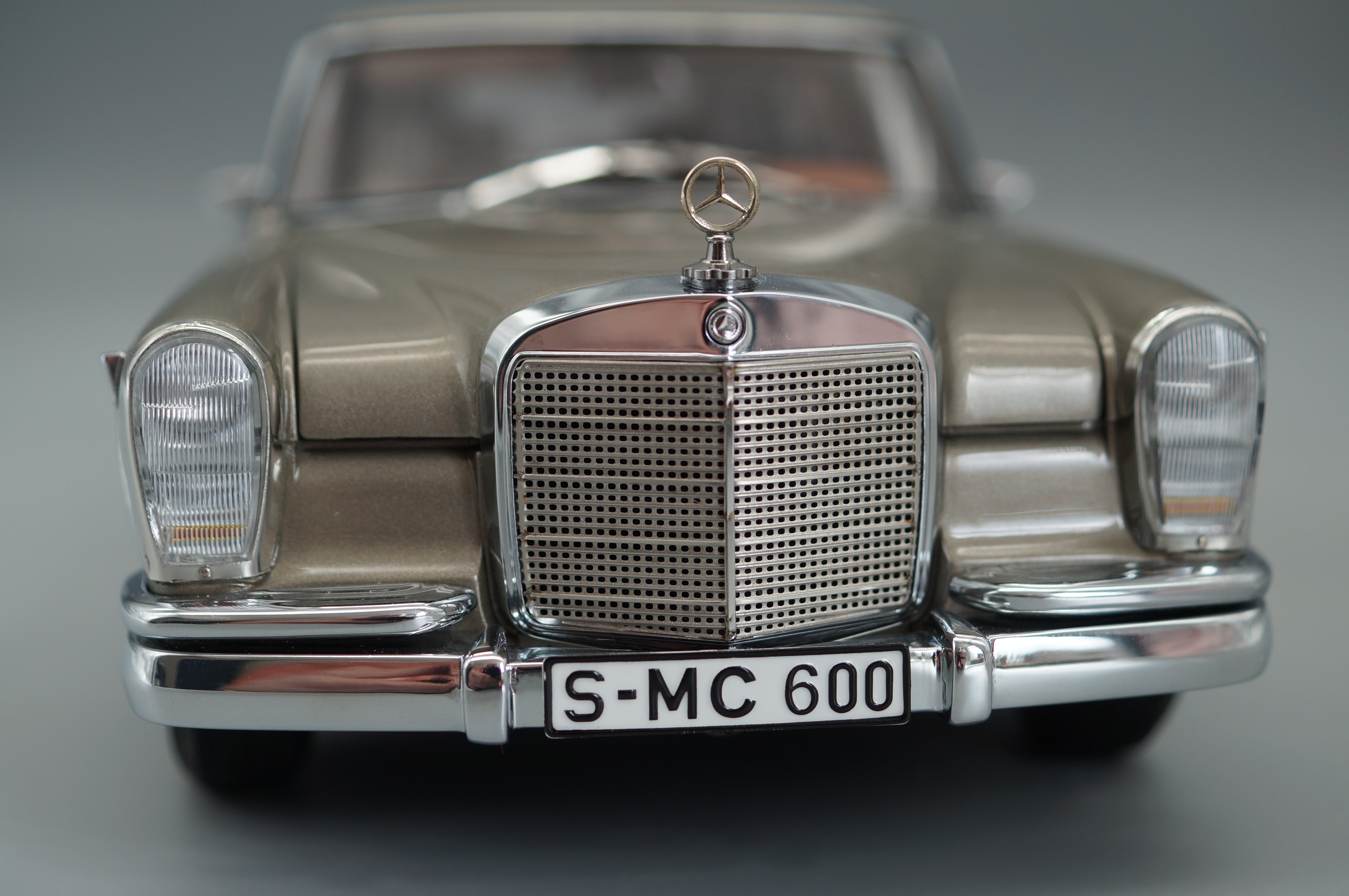 1/18 CMC Mercedes-Benz 600 Pullman (W100) Limousine mit Schiebedach #586 CMC M-204 -pre-owned