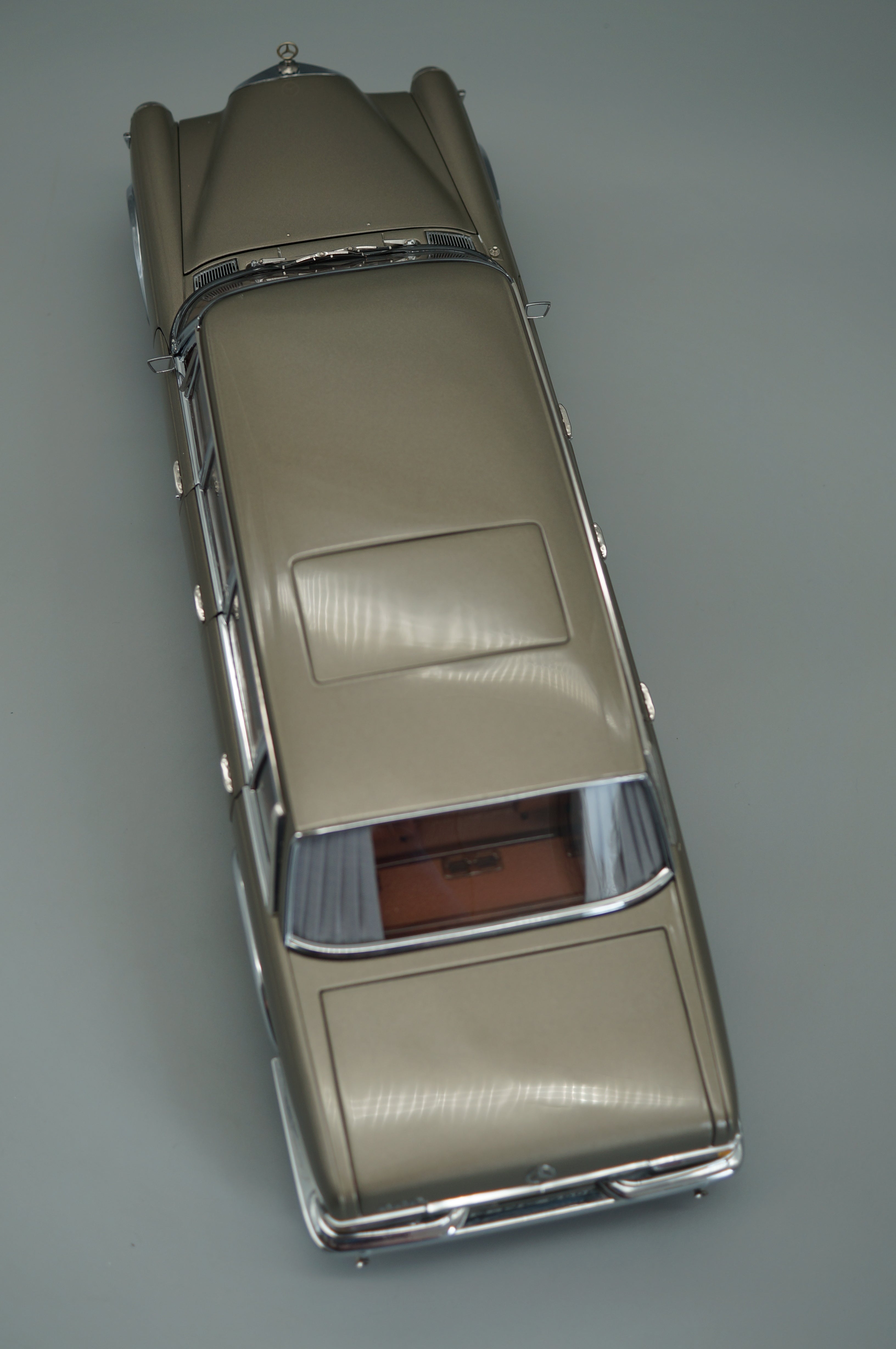 1/18 CMC Mercedes-Benz 600 Pullman (W100) Limousine mit Schiebedach #586 CMC M-204 -pre-owned