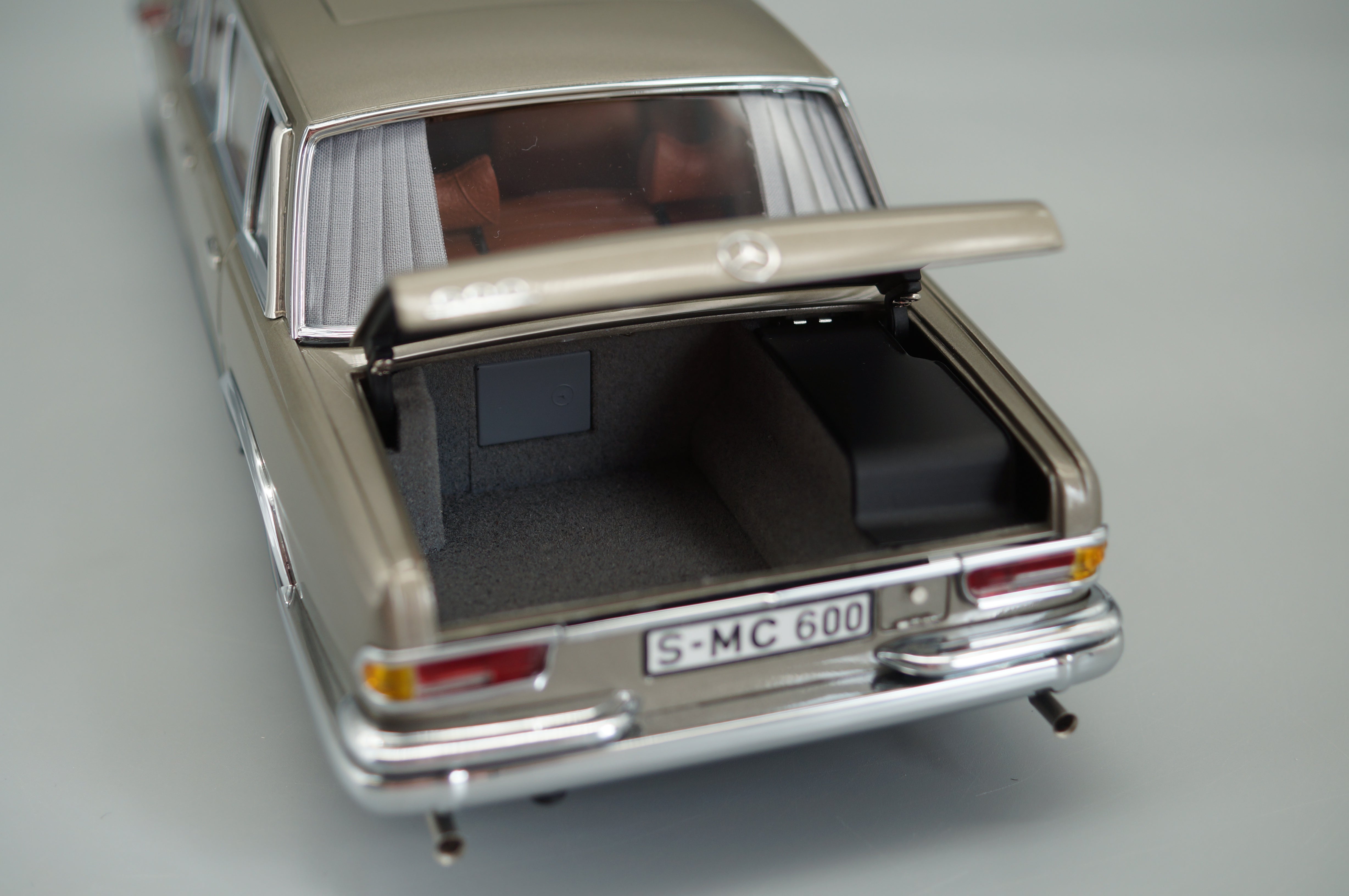 1/18 CMC Mercedes-Benz 600 Pullman (W100) Limousine mit Schiebedach #586 CMC M-204 -pre-owned