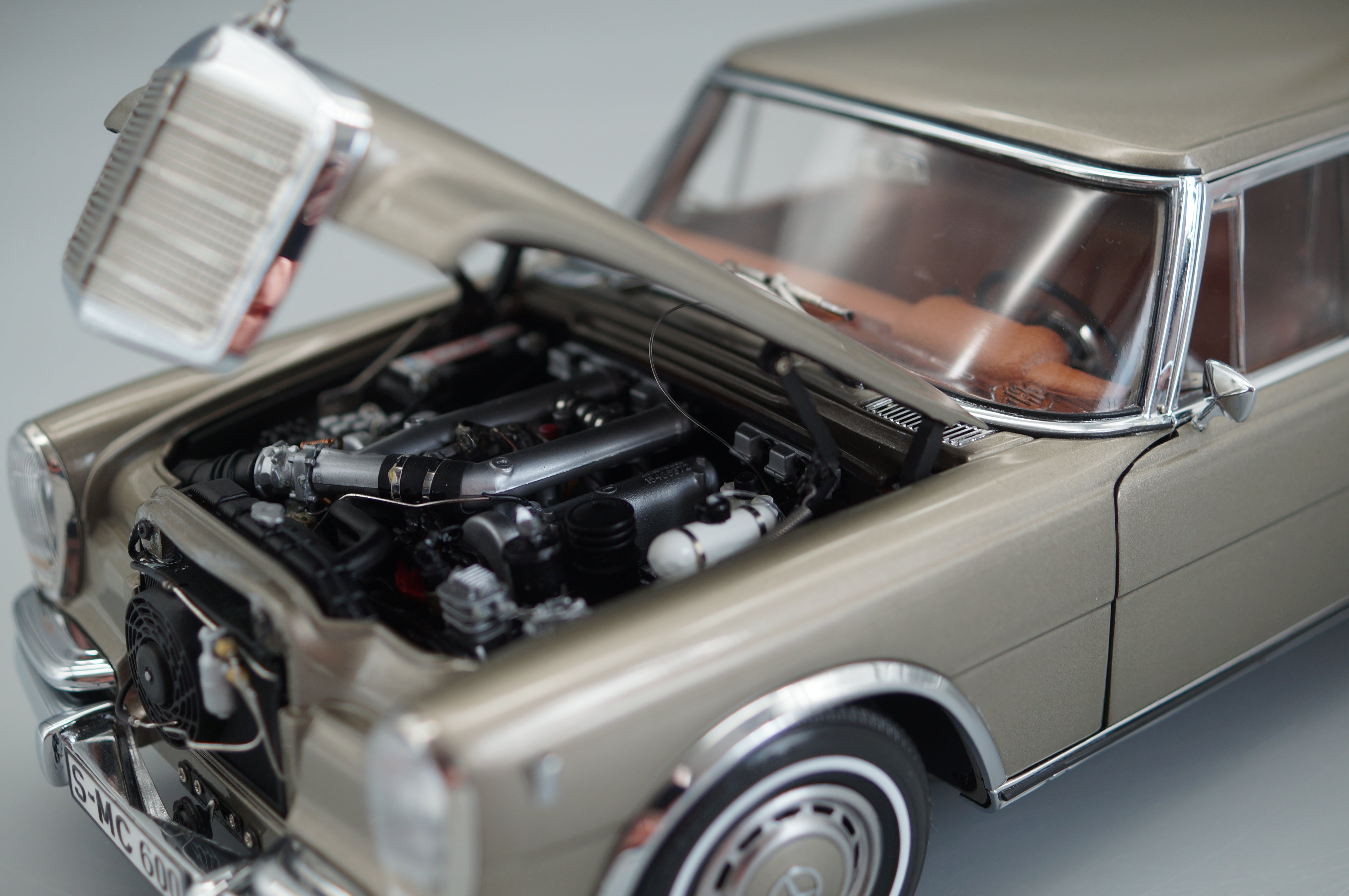 1/18 CMC Mercedes-Benz 600 Pullman (W100) Limousine mit Schiebedach #586 CMC M-204 -pre-owned