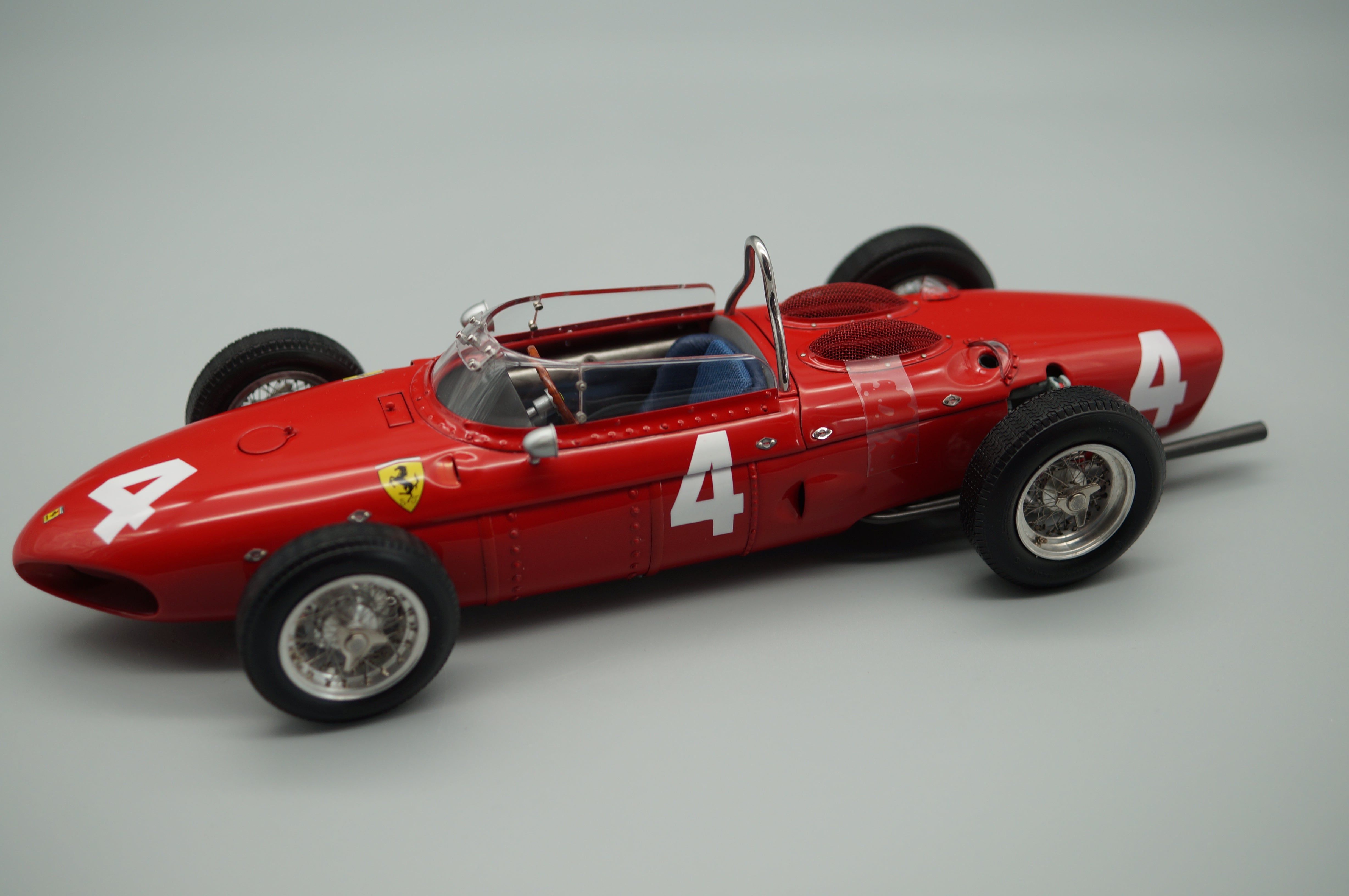 1:18 Ferrari 156 F1 'Sharknose' #4 Phil Hill Belgien CMC M-070 -pre-owned- TS460