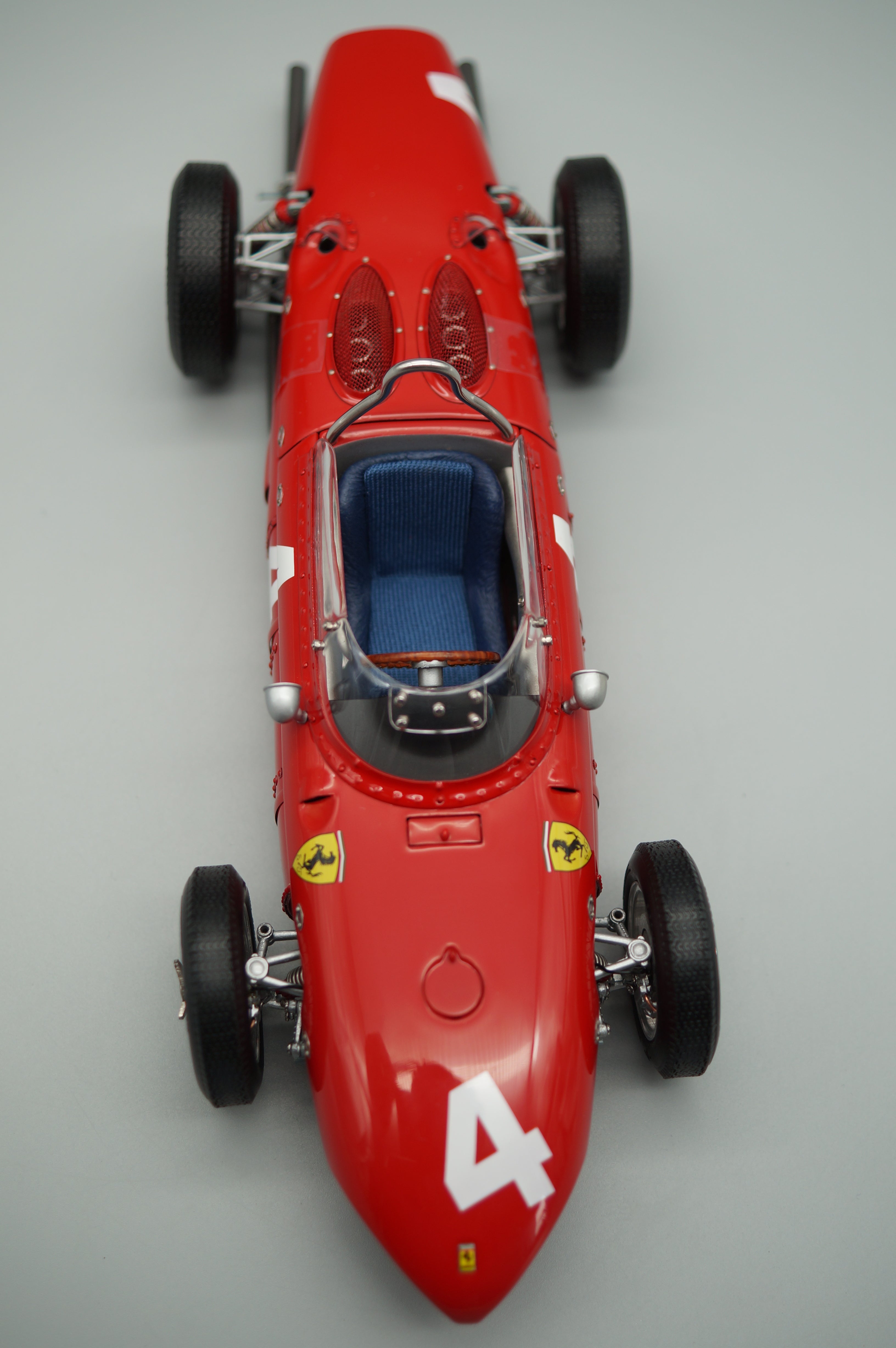 1:18 Ferrari 156 F1 'Sharknose' #4 Phil Hill Belgien CMC M-070 -pre-owned- TS460