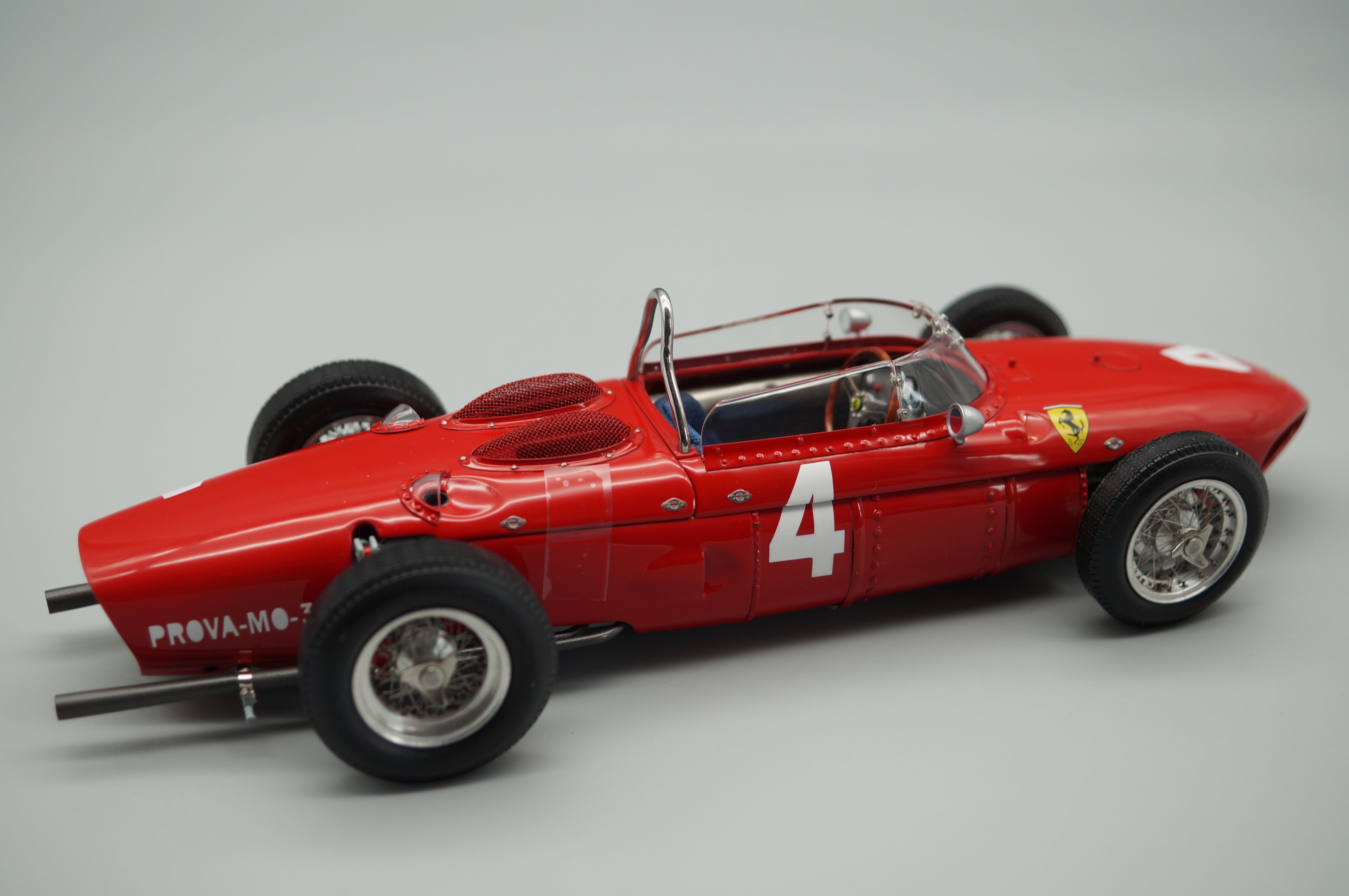 1:18 Ferrari 156 F1 'Sharknose' #4 Phil Hill Belgien CMC M-070 -pre-owned- TS460