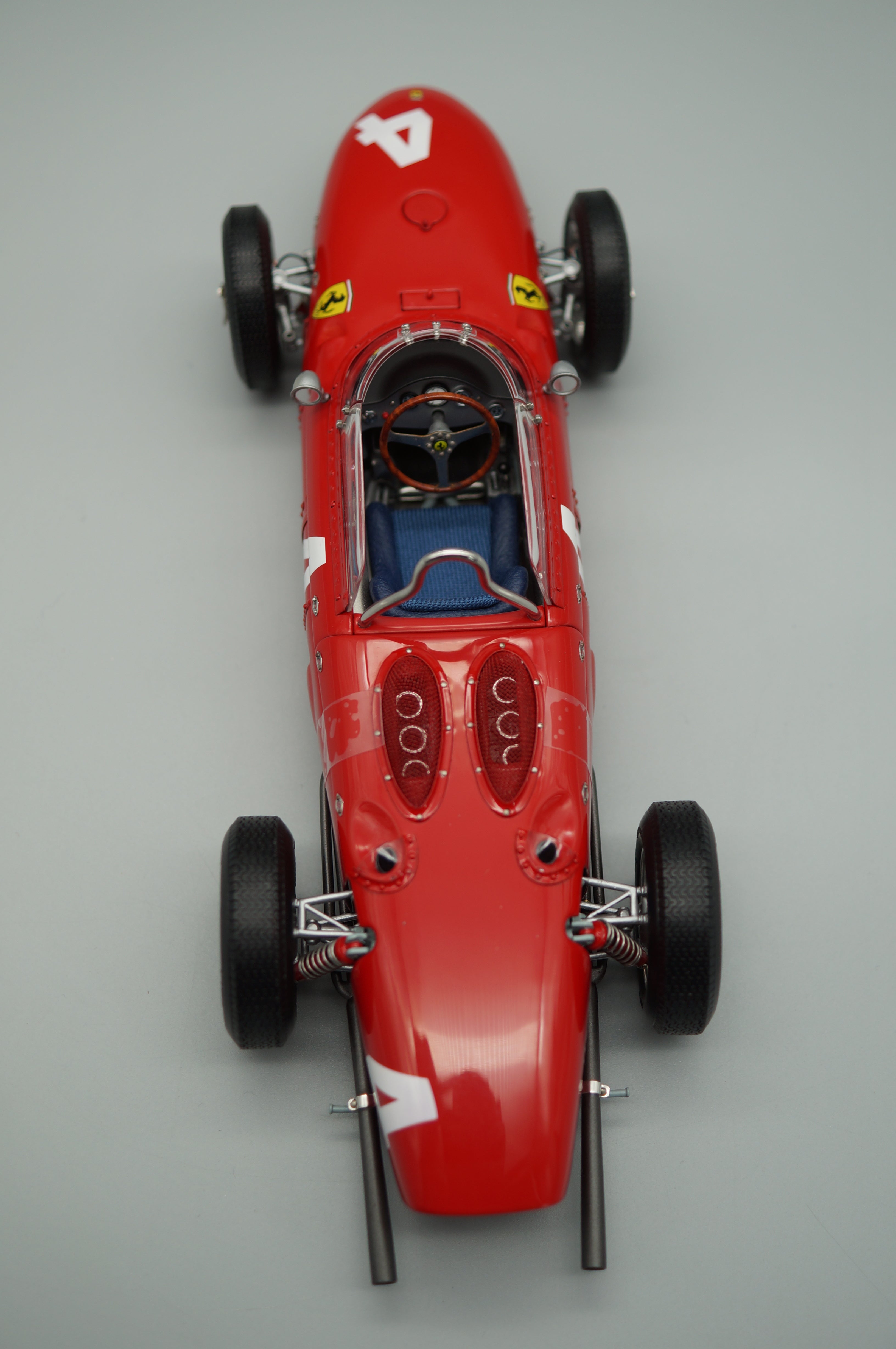 1:18 Ferrari 156 F1 'Sharknose' #4 Phil Hill Belgien CMC M-070 -pre-owned- TS460