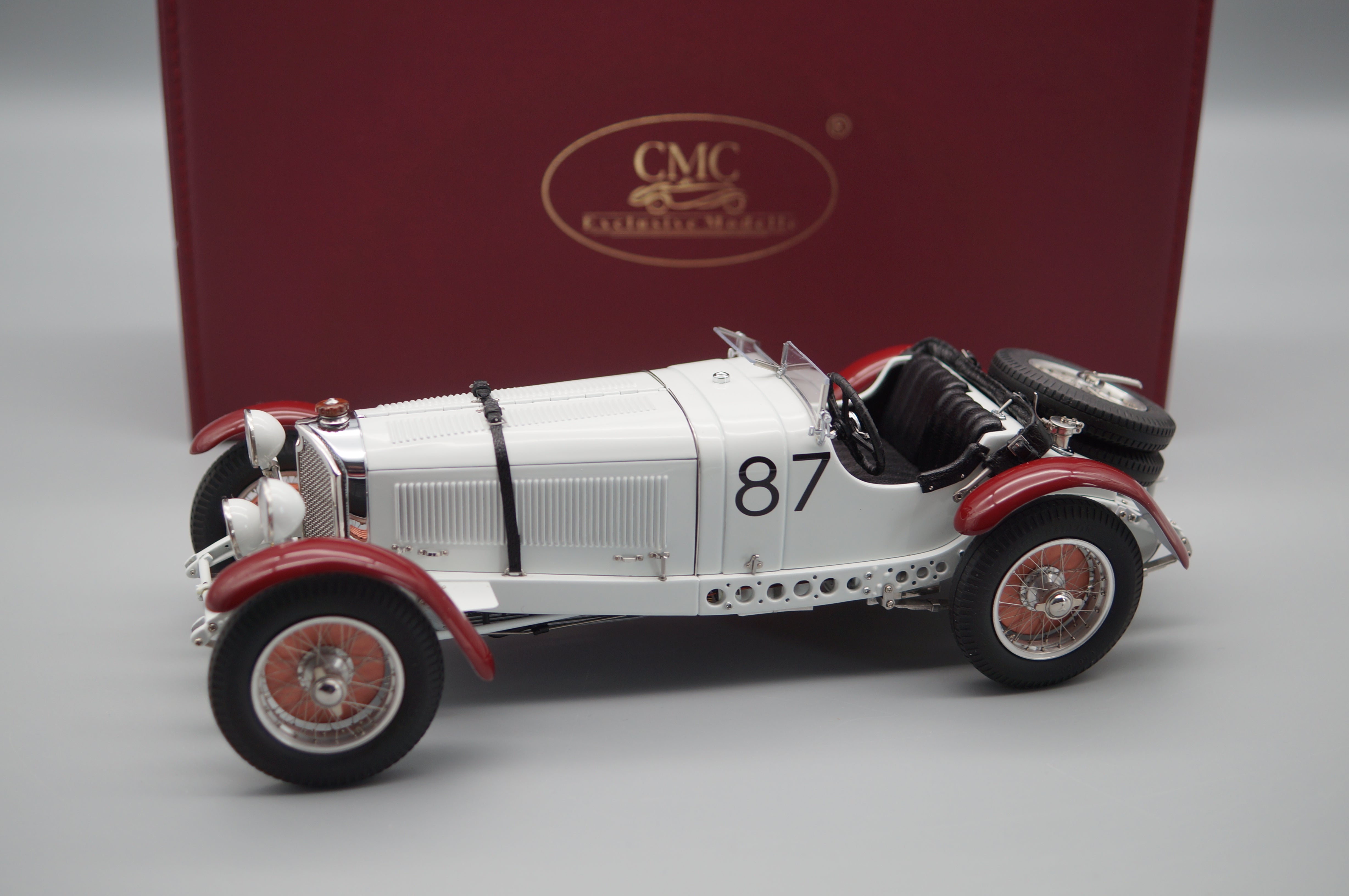 1:18 Mercedes-Benz SSKL #87 R. Caracciola Mille Miglia 1931 'Der weiße Elefant' CMC M-055 -pre-owned-