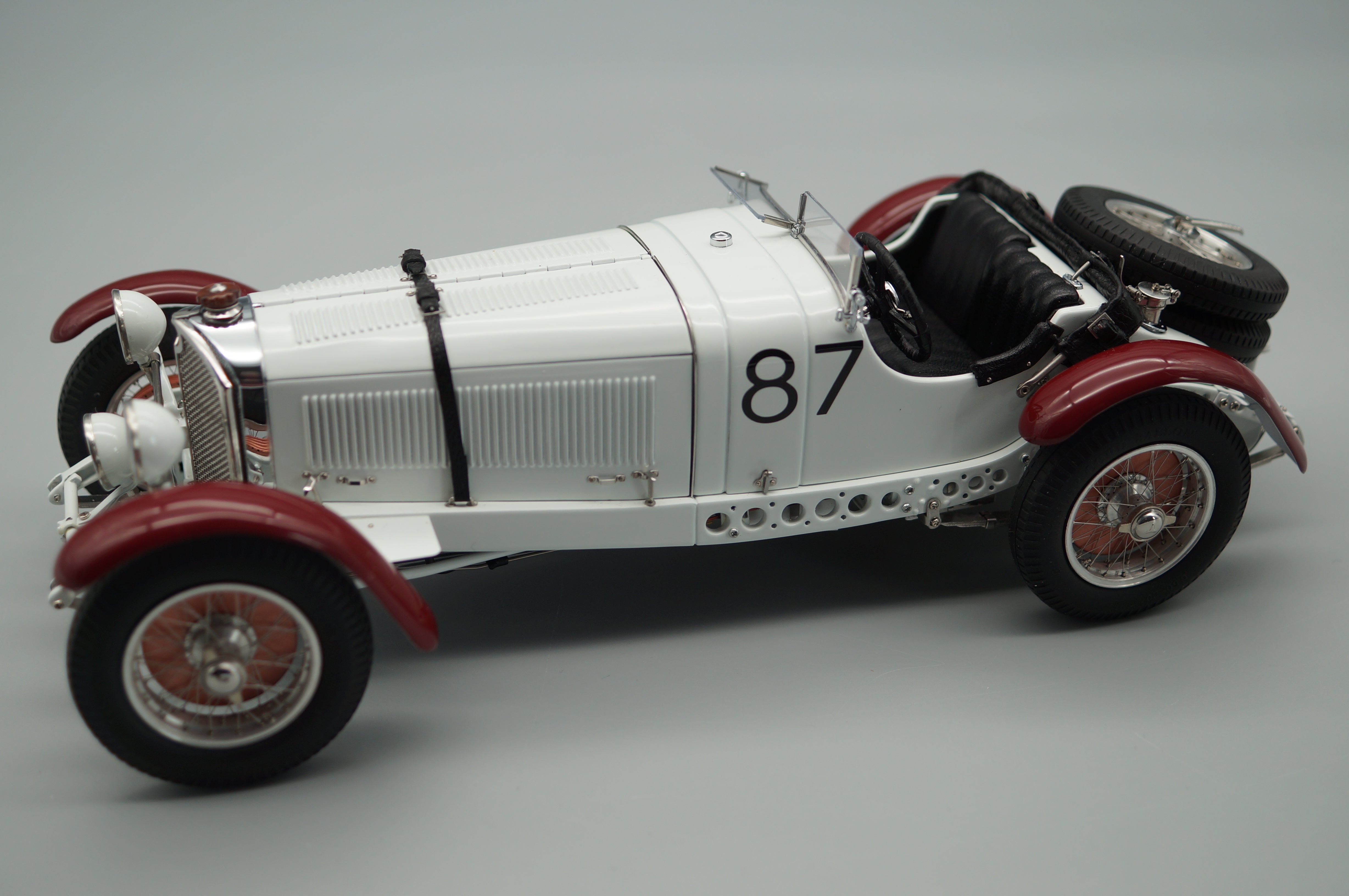 1:18 Mercedes-Benz SSKL #87 R. Caracciola Mille Miglia 1931 'Der weiße Elefant' CMC M-055 -pre-owned-