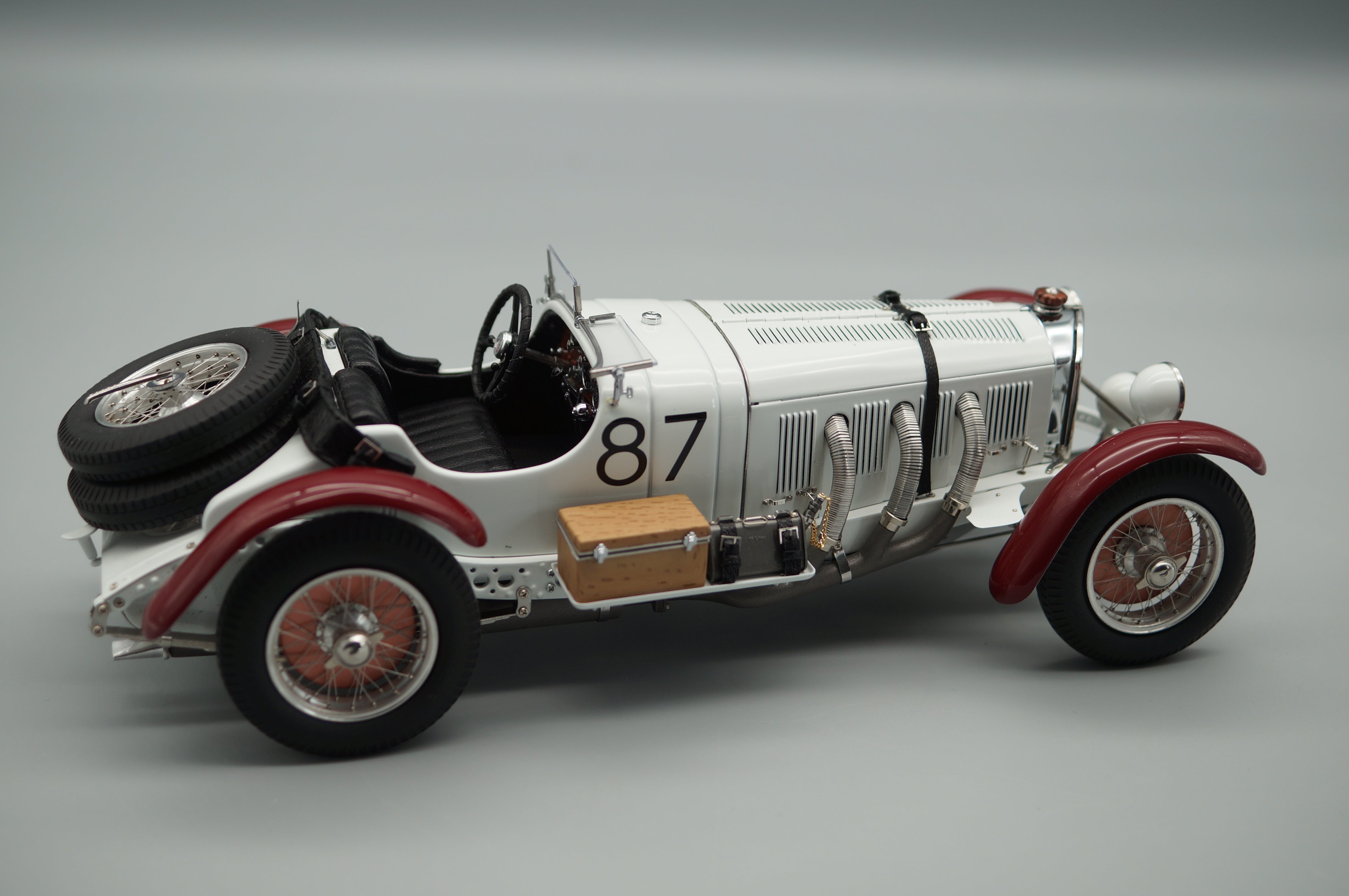 1:18 Mercedes-Benz SSKL #87 R. Caracciola Mille Miglia 1931 'Der weiße Elefant' CMC M-055 -pre-owned-