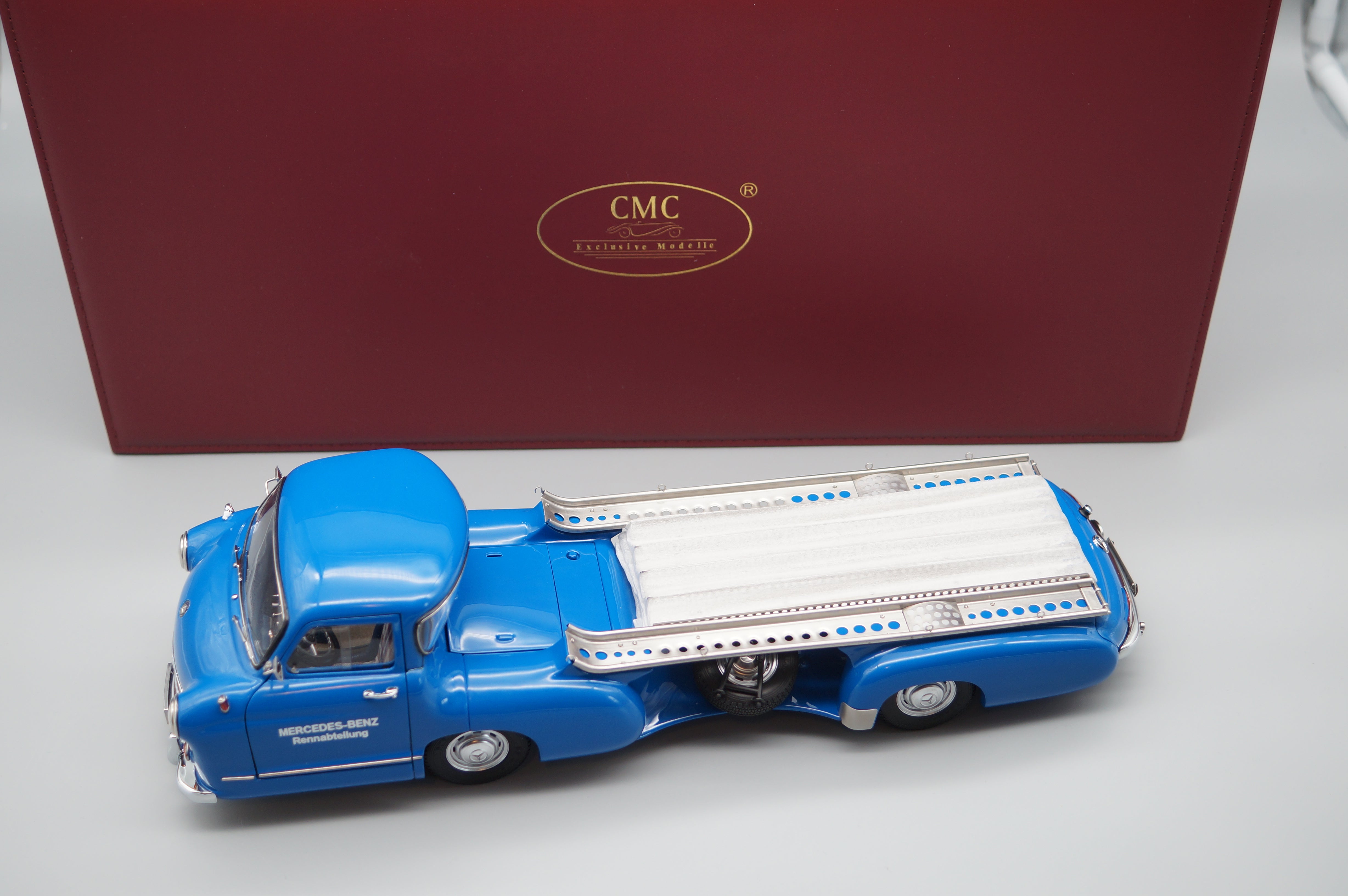 1:18 Mercedes-Benz Renntransporter "Das blaue Wunder" 1954/55 ÜBERARBEITETE VERSION CMC M-143 -pre-owned-