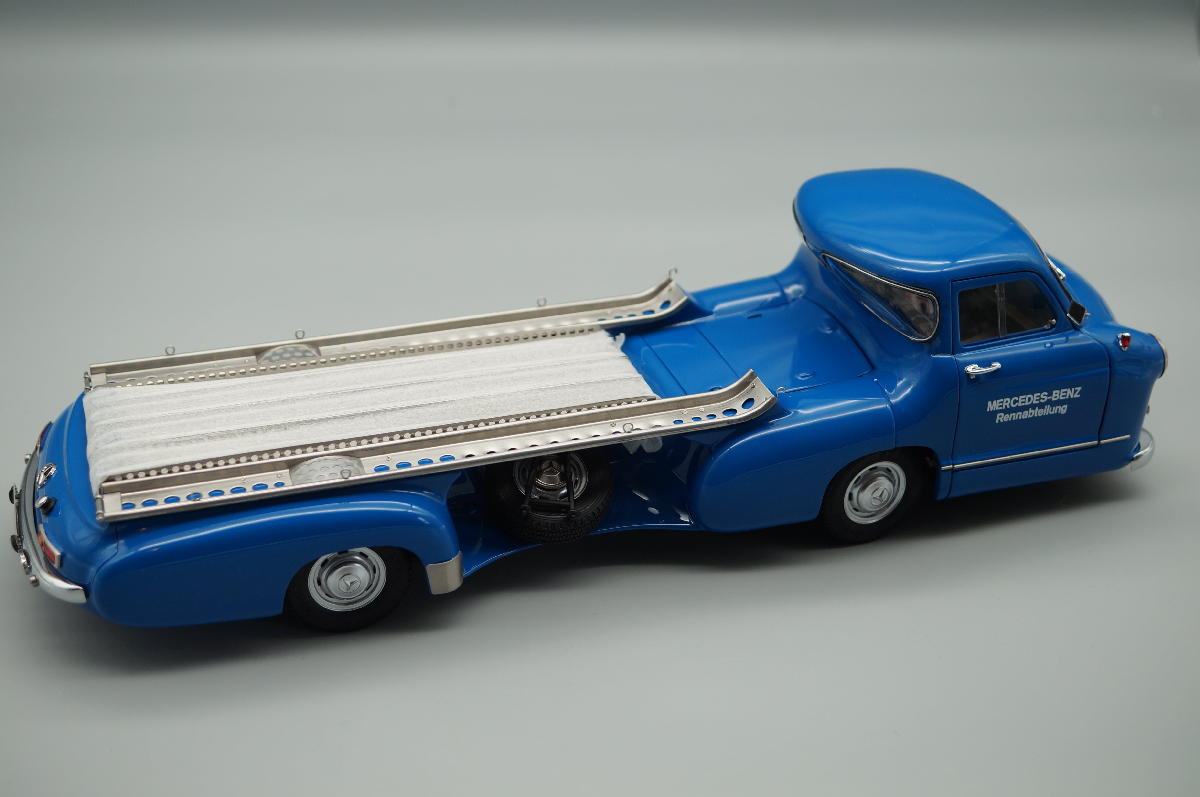 1:18 Mercedes-Benz Renntransporter "Das blaue Wunder" 1954/55 ÜBERARBEITETE VERSION CMC M-143 -pre-owned-