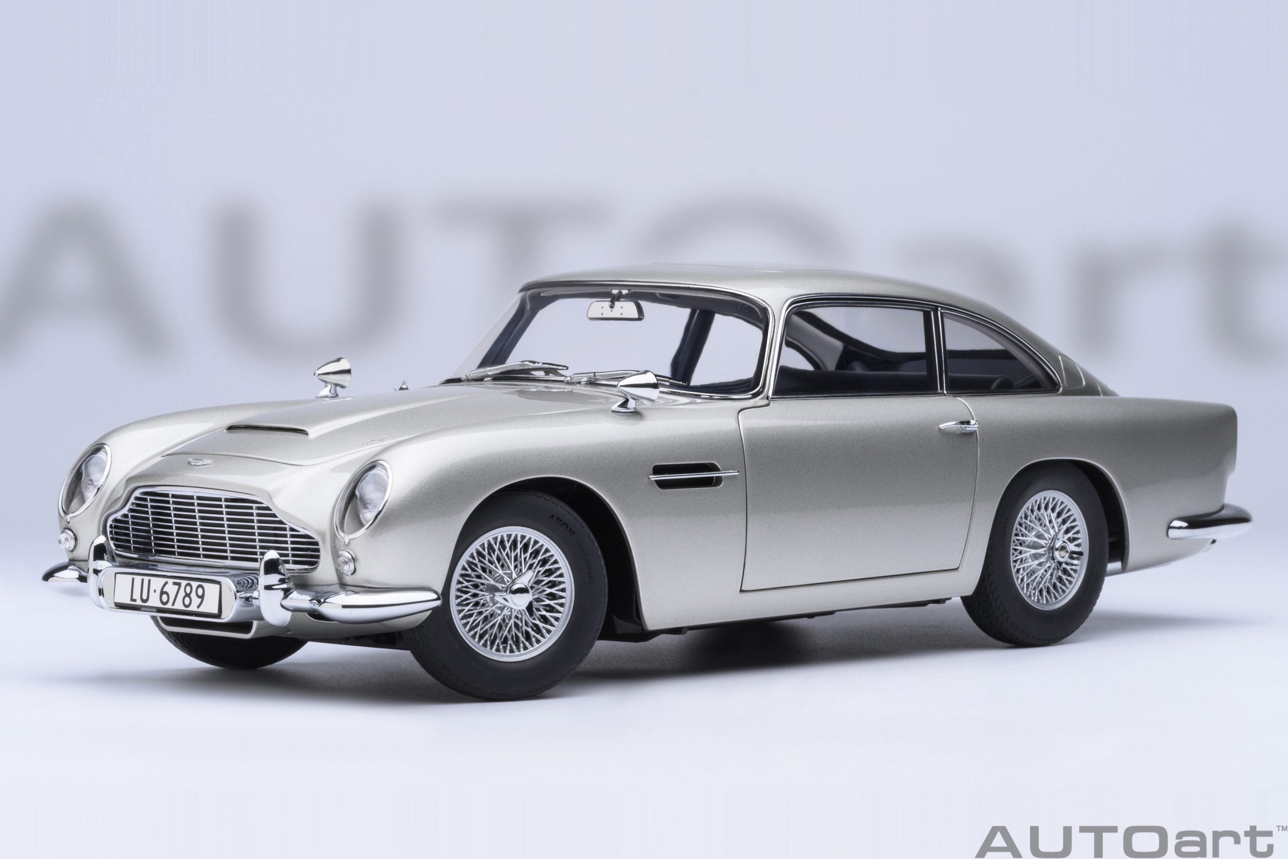 1/18 AUTOart Aston Martin DB5 “Goldfinger” (Silver) with weapons