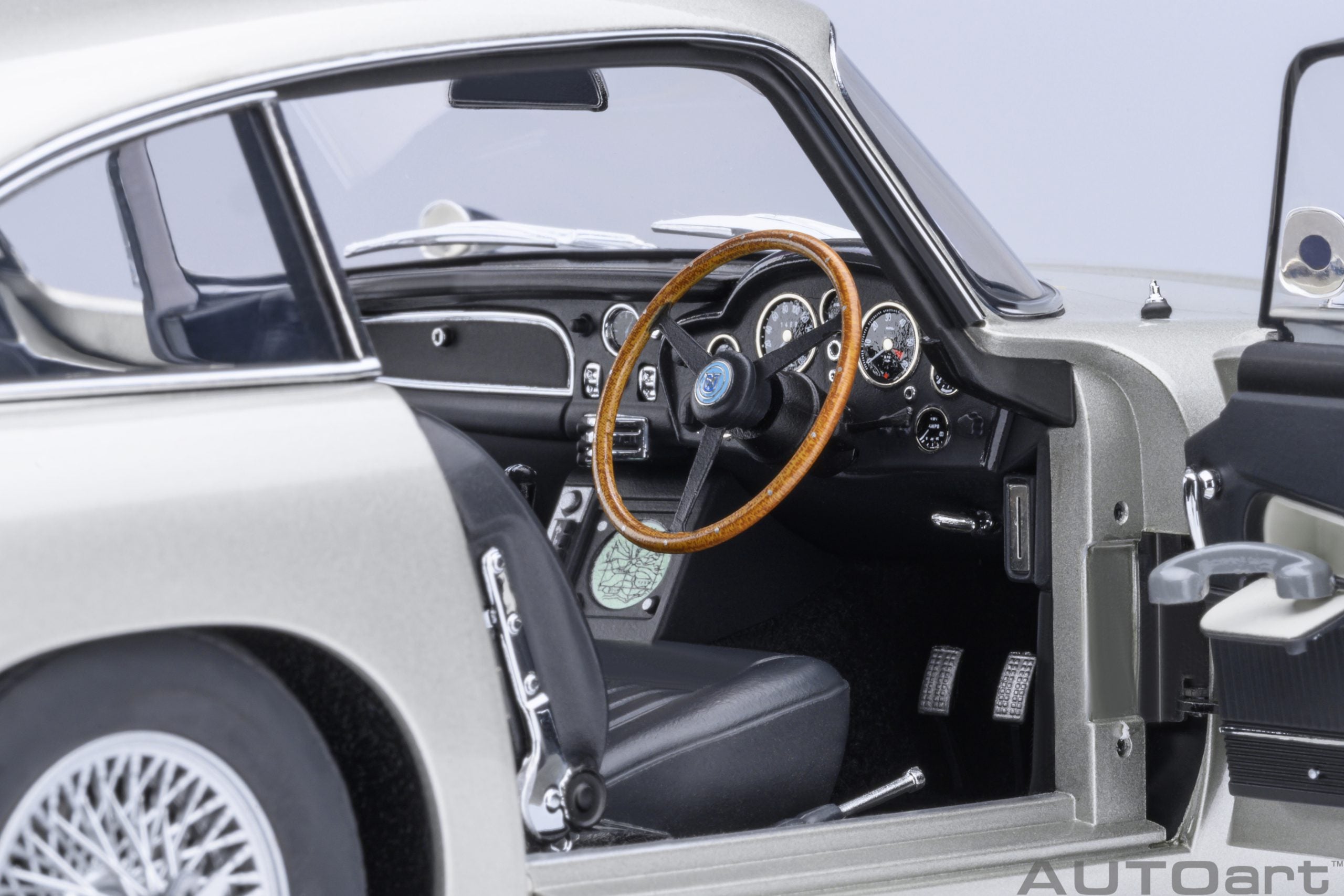 1/18 AUTOart Aston Martin DB5 “Goldfinger” (Silver) with weapons