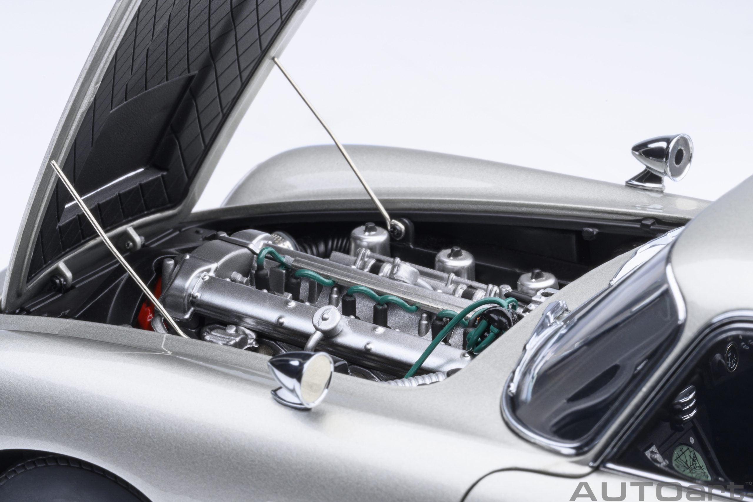 1/18 AUTOart Aston Martin DB5 “Goldfinger” (Silver) with weapons
