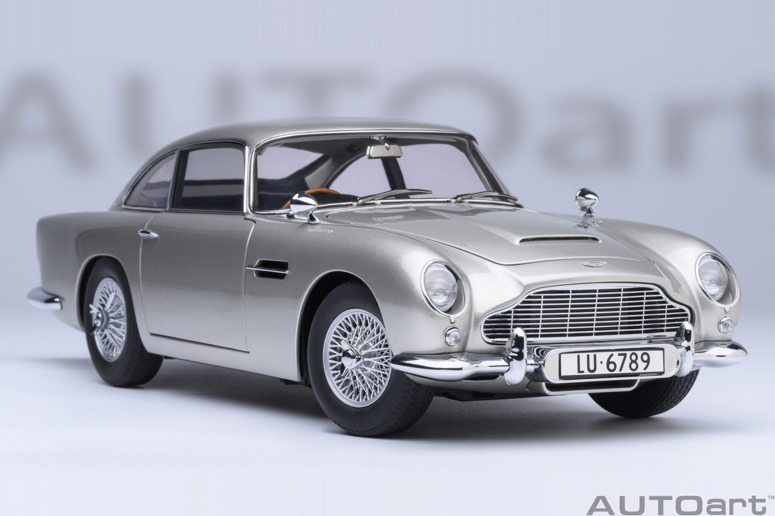 1/18 AUTOart Aston Martin DB5 “Goldfinger” (Silver) with weapons