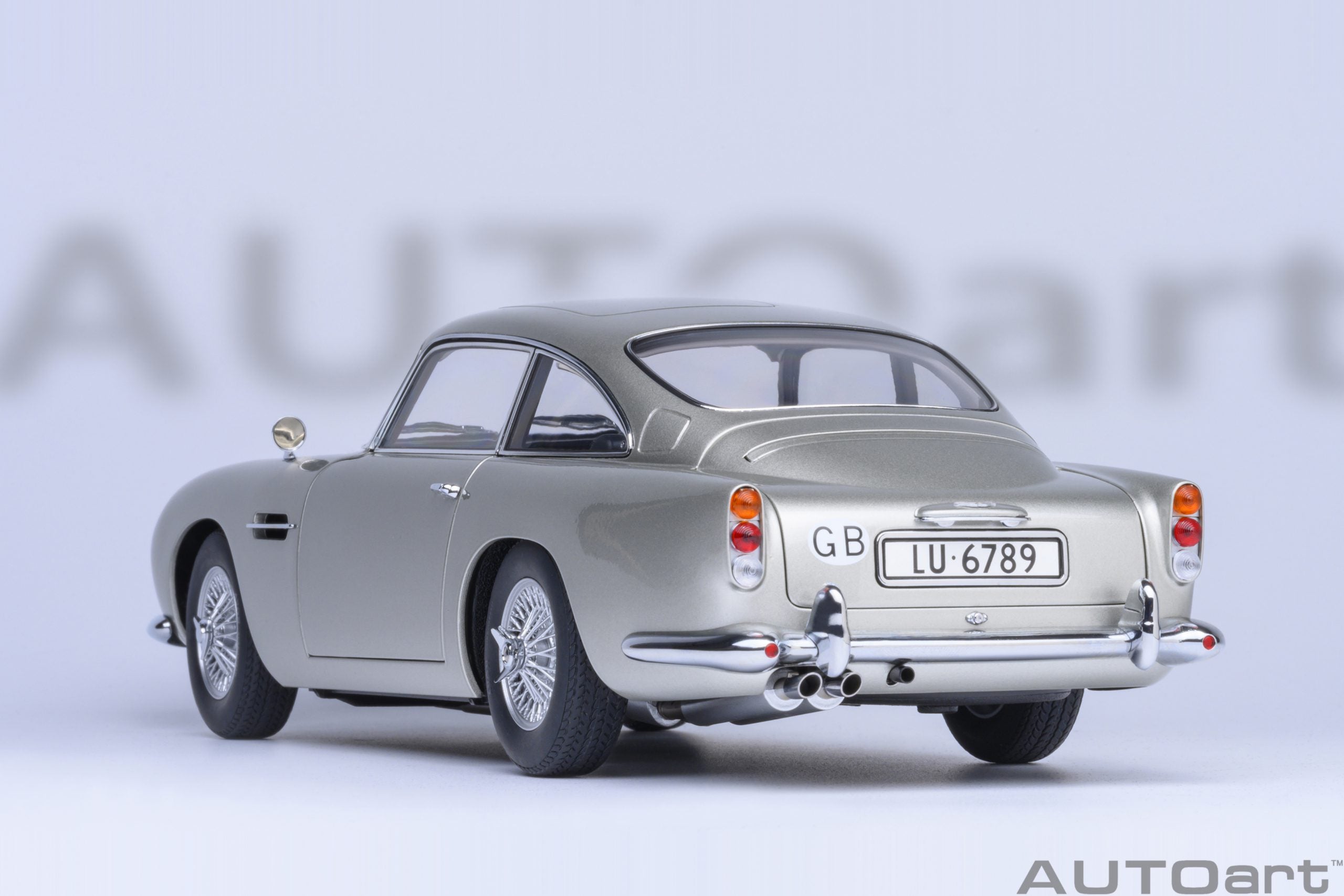 1/18 AUTOart Aston Martin DB5 “Goldfinger” (Silver) with weapons