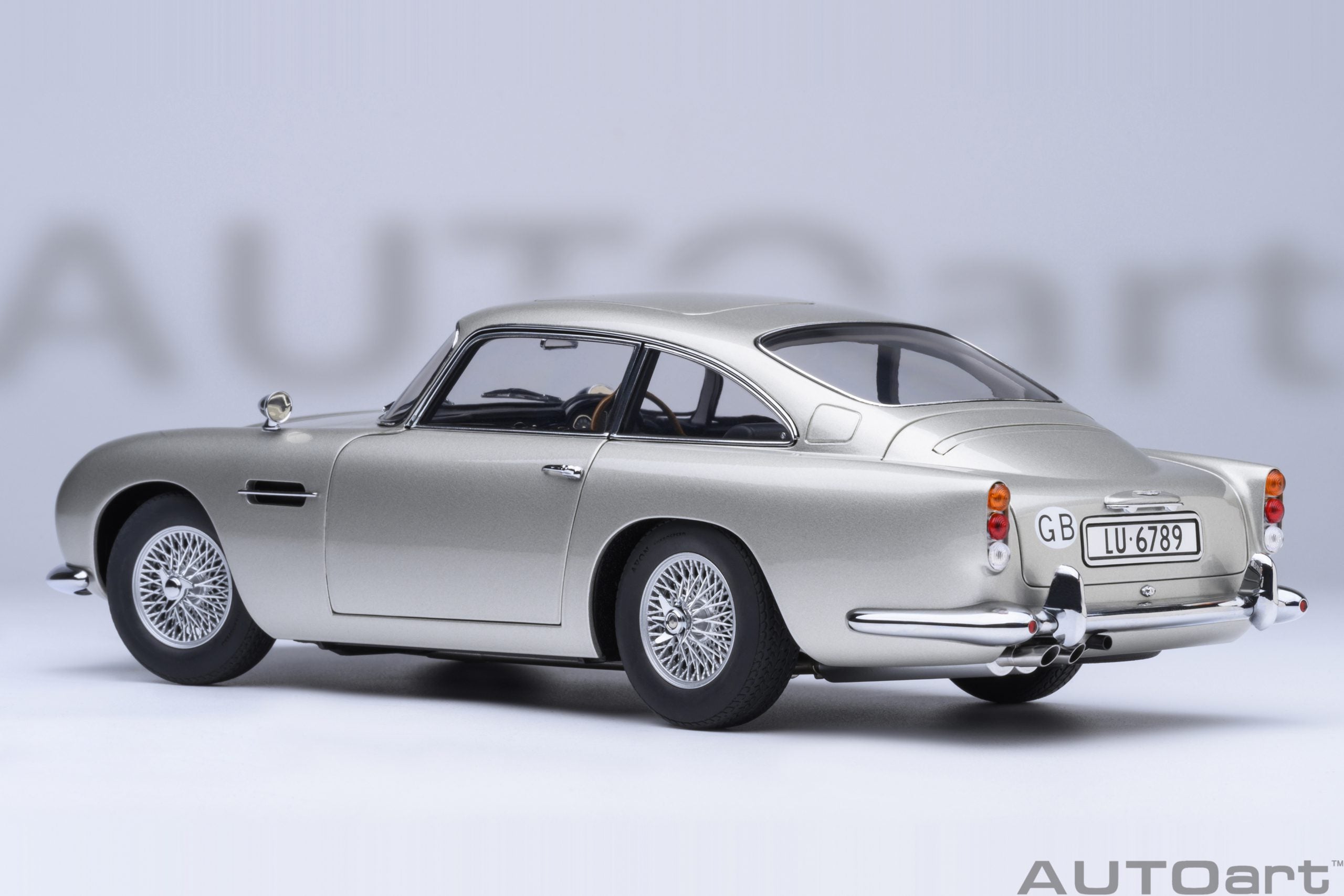 1/18 AUTOart Aston Martin DB5 “Goldfinger” (Silver) with weapons