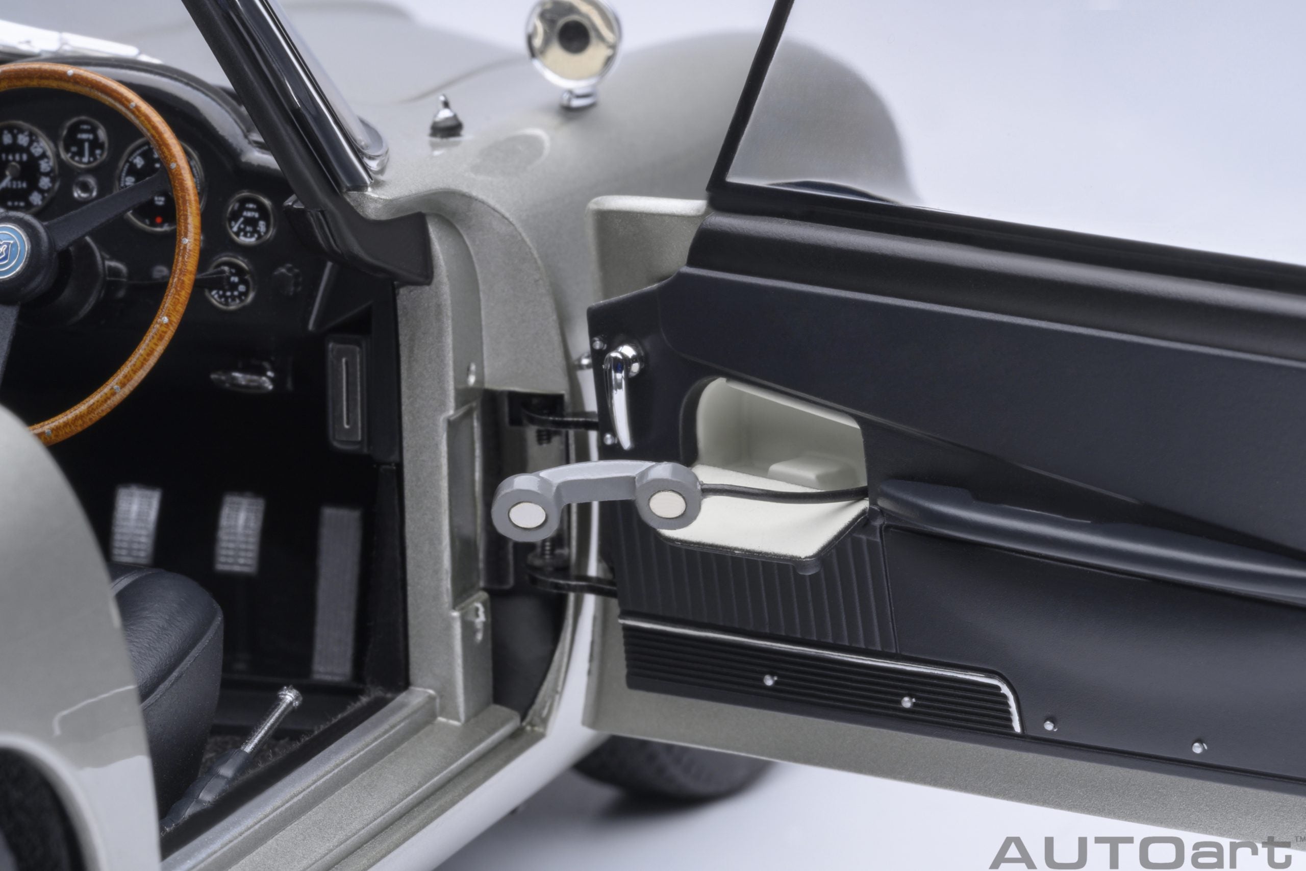 1/18 AUTOart Aston Martin DB5 “Goldfinger” (Silver) with weapons