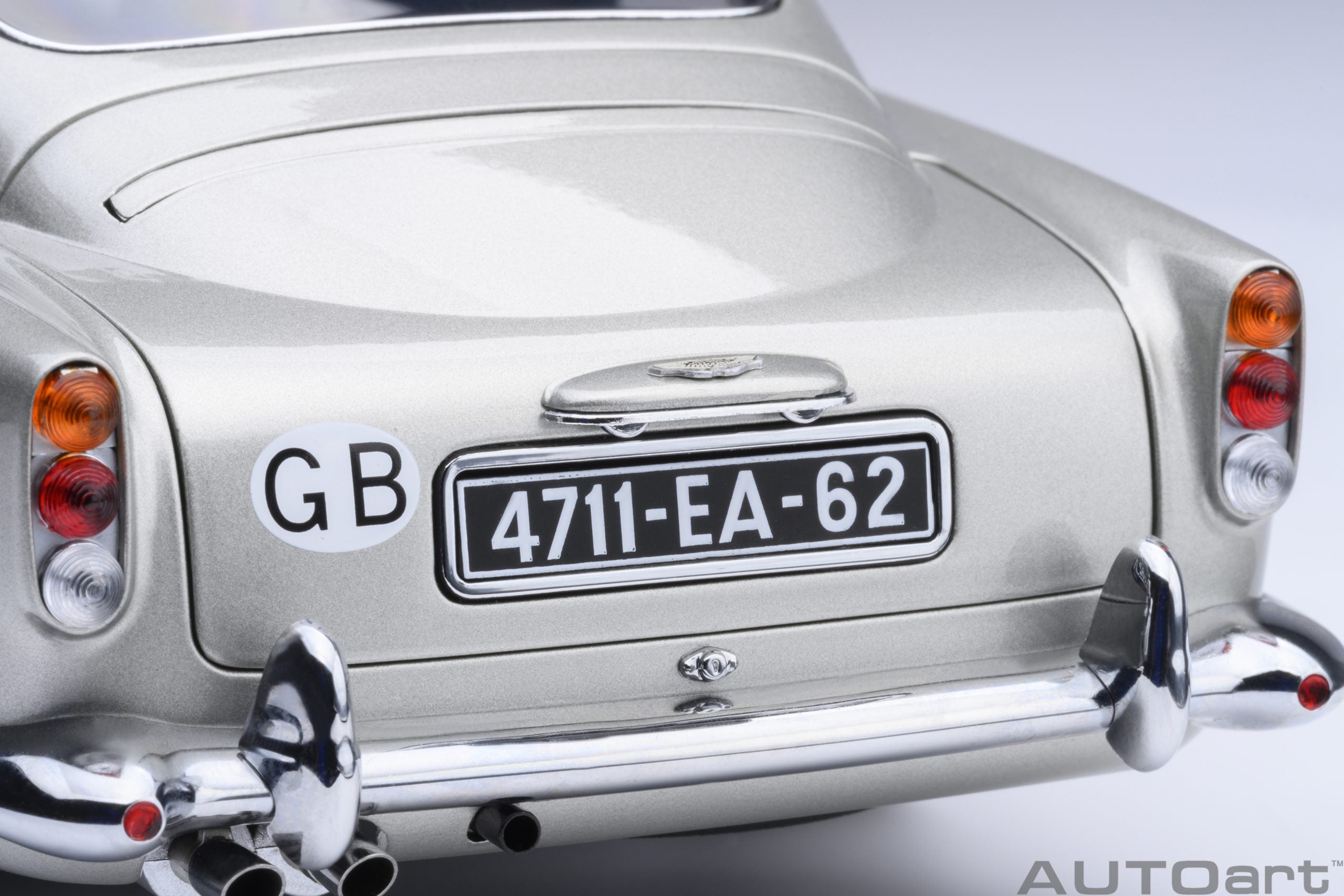 1/18 AUTOart Aston Martin DB5 “Goldfinger” (Silver) with weapons