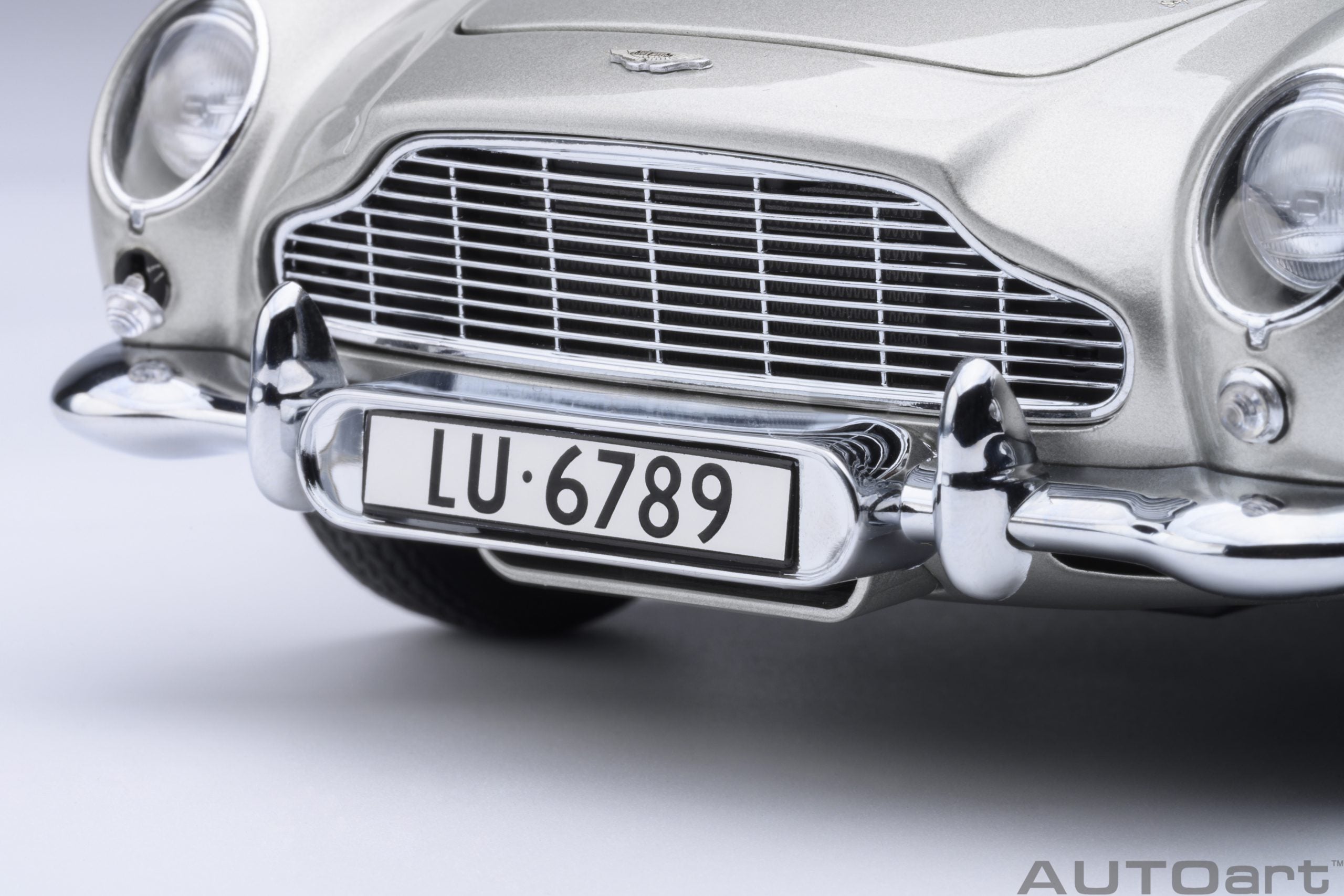 1/18 AUTOart Aston Martin DB5 “Goldfinger” (Silver) with weapons