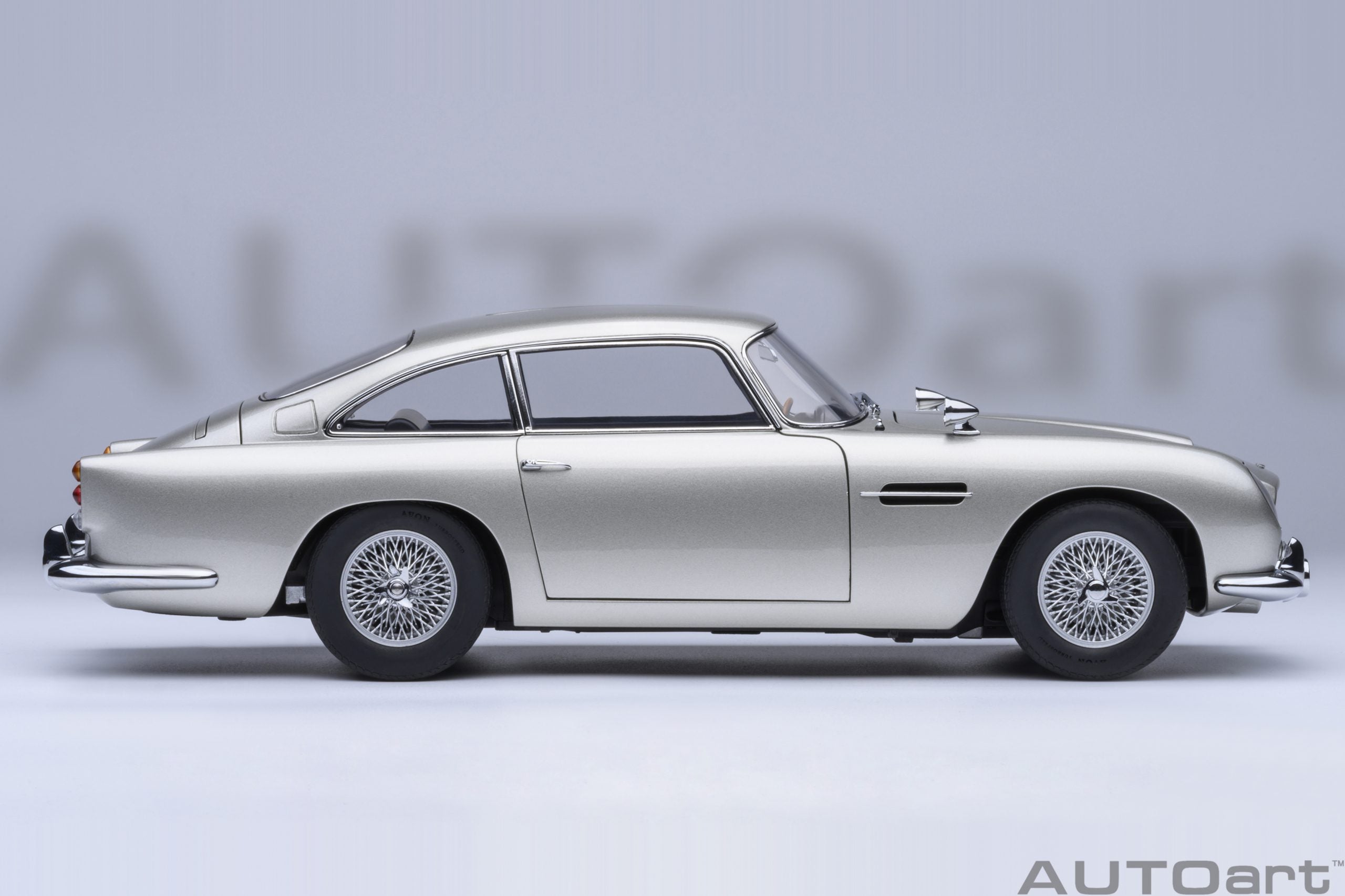 1/18 AUTOart Aston Martin DB5 “Goldfinger” (Silver) with weapons