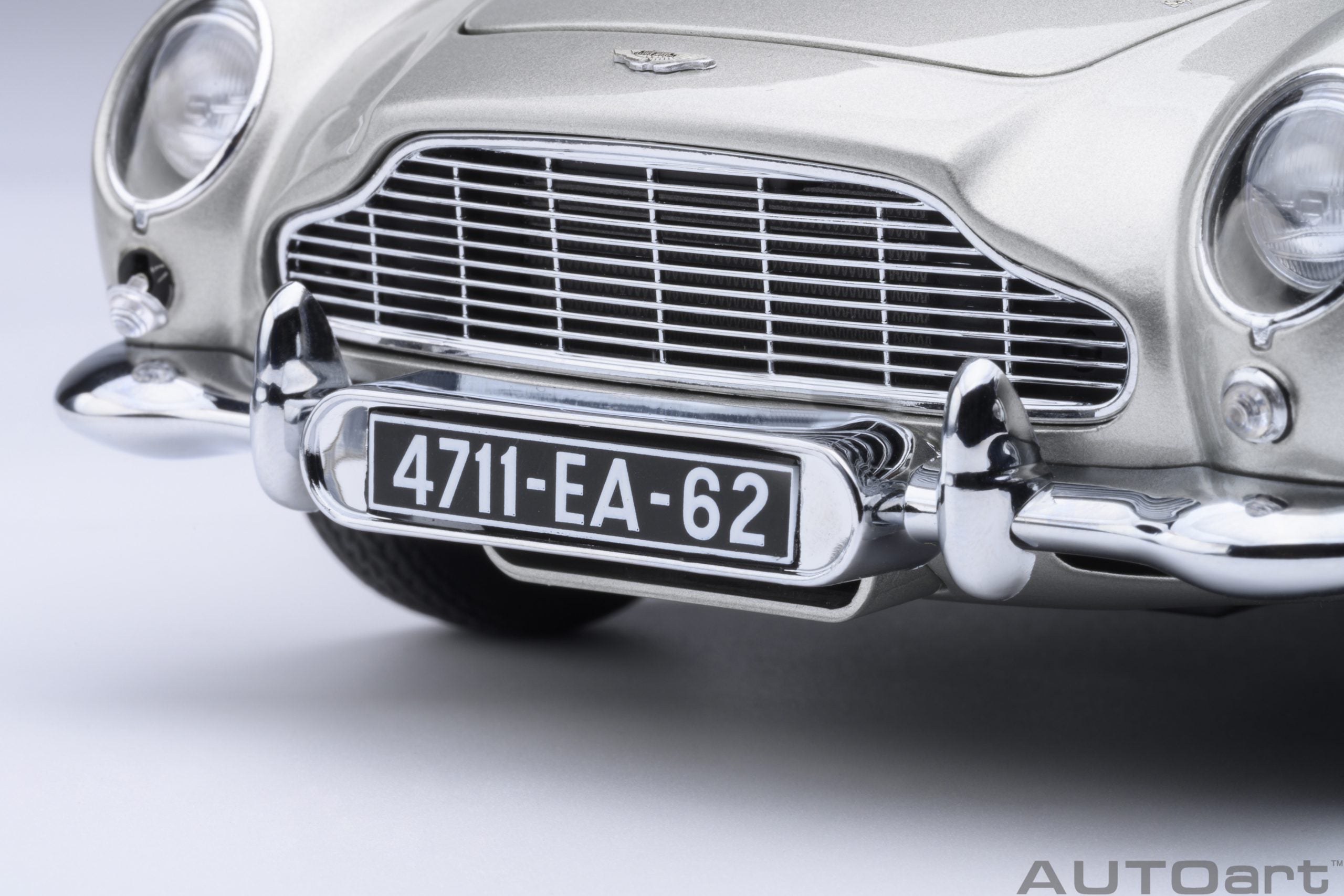 1/18 AUTOart Aston Martin DB5 “Goldfinger” (Silver) with weapons
