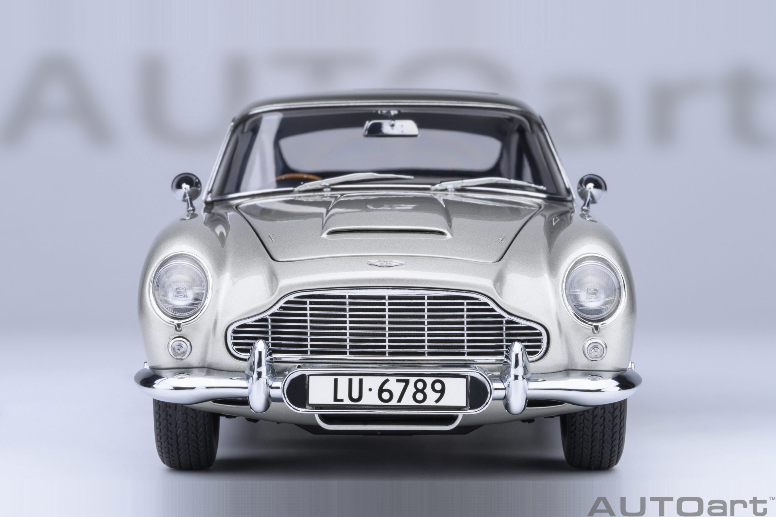 1/18 AUTOart Aston Martin DB5 “Goldfinger” (Silver) with weapons