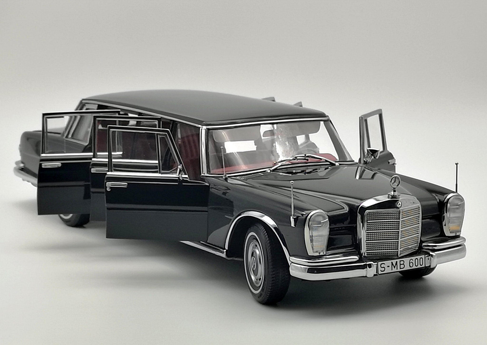 Mercedes-Benz (W100) 6-door Pullmann CMC M-200
