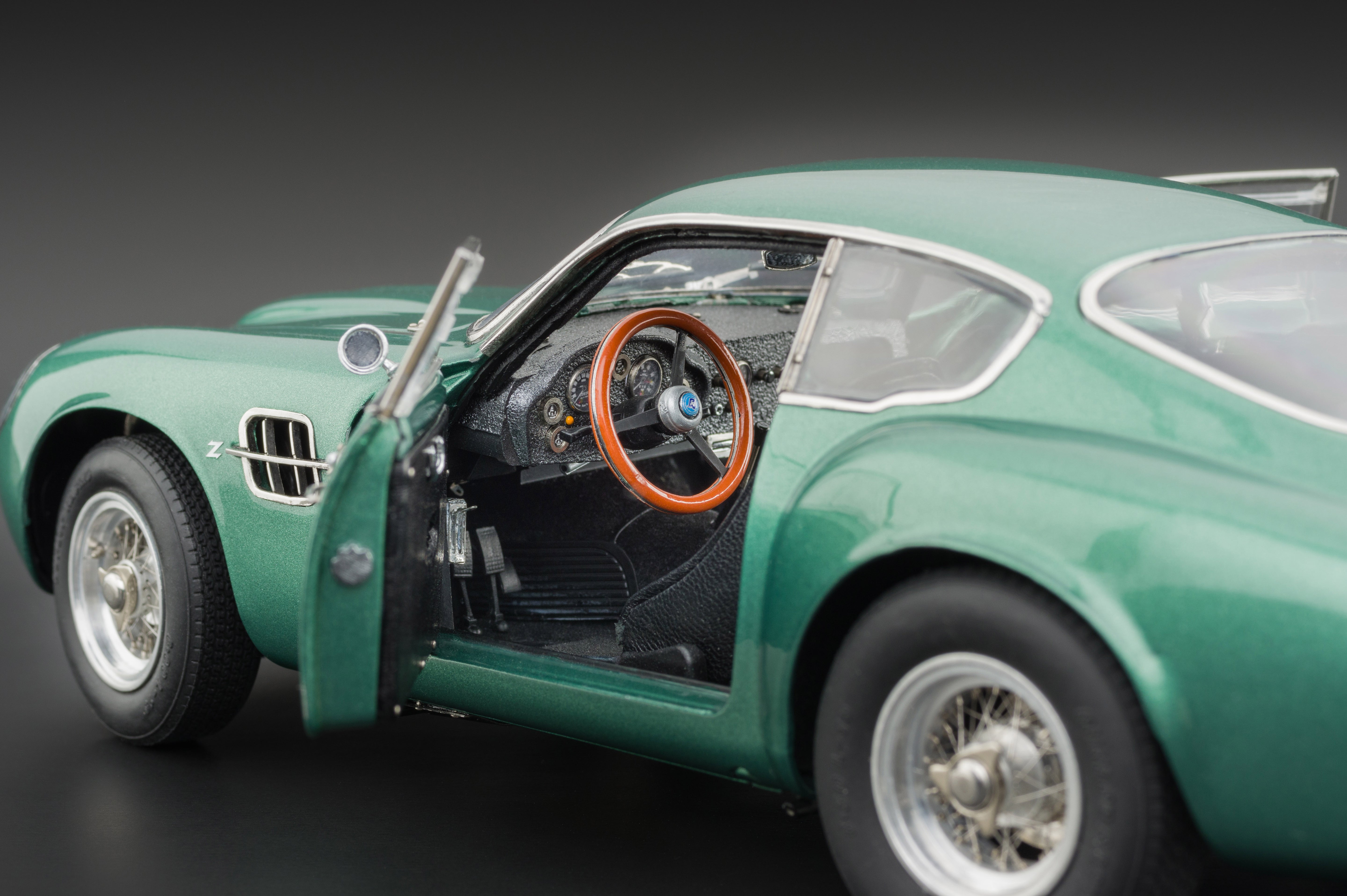 Aston Martin DB4 GT Zagato CMC M-132 -pre-owned