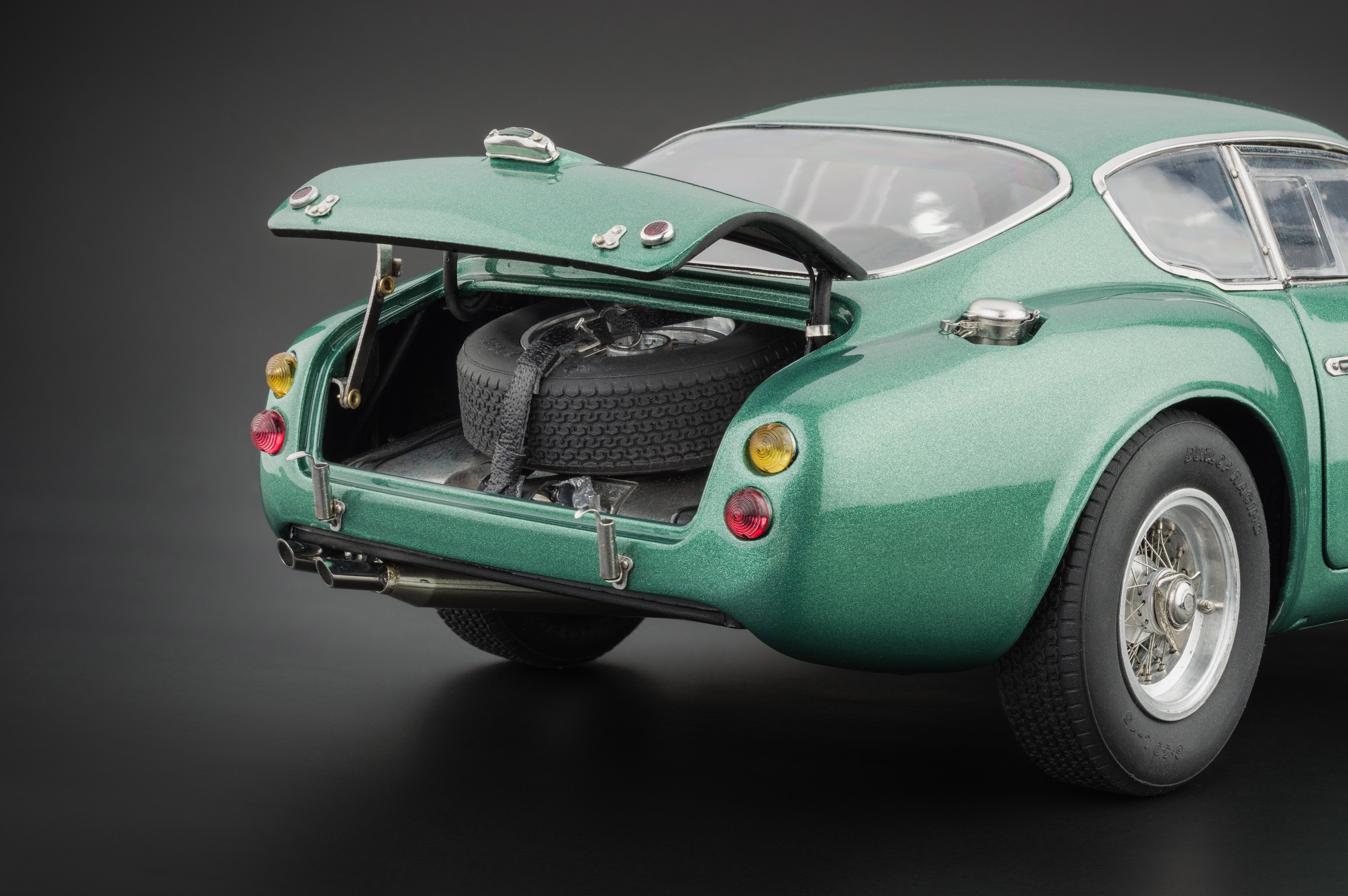 Aston Martin DB4 GT Zagato CMC M-132 -pre-owned
