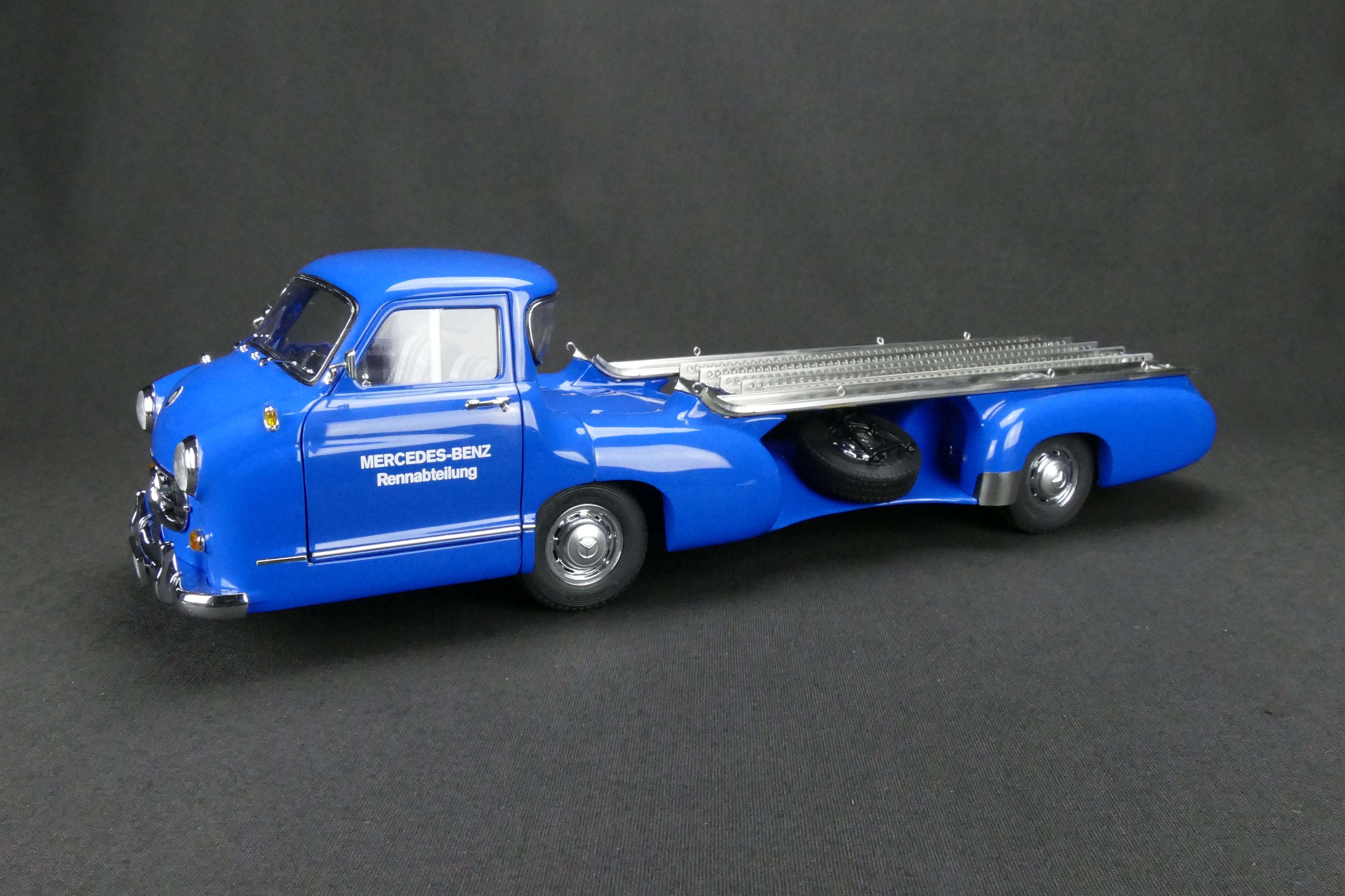 1:18 Mercedes-Benz Renntransporter "Das blaue Wunder" 1954/55 ÜBERARBEITETE VERSION CMC M-143 -pre-owned-