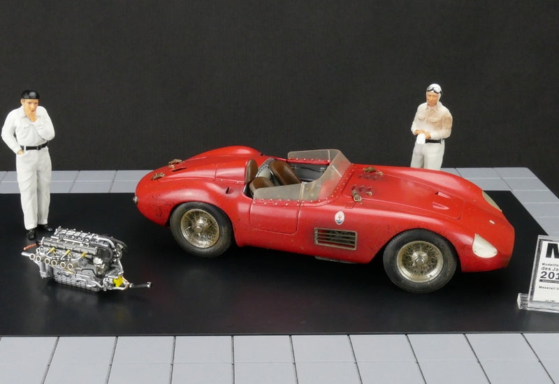 CMC Bundle Maserati 300S Dirty Hero ® Inklusive Motor und 2 Figuren CMC M-172 LE 770