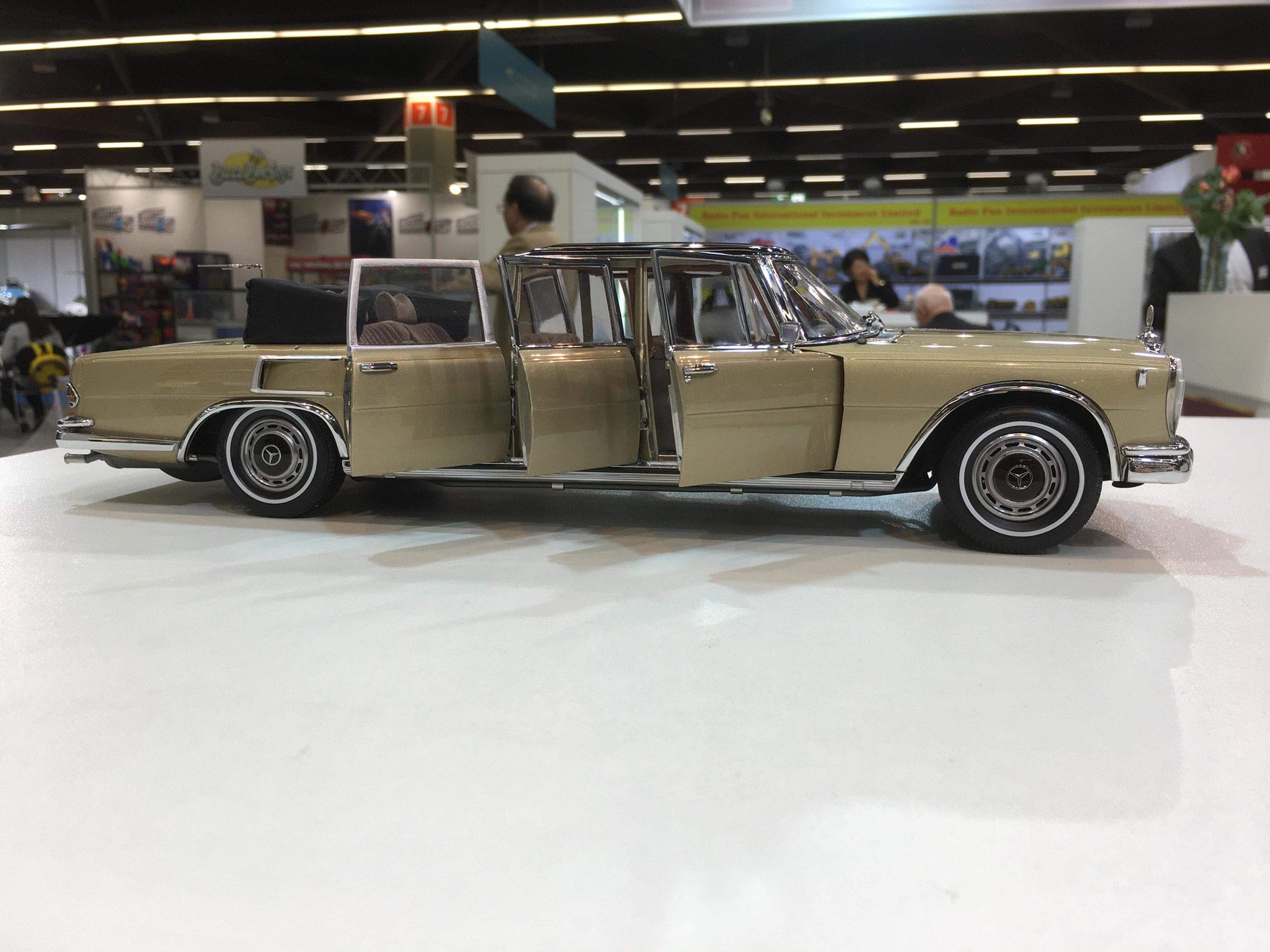 Mercedes-Benz 600 Pullman Landaulet beige/braun mit funktionsfähigem Verdeck CMC M-217