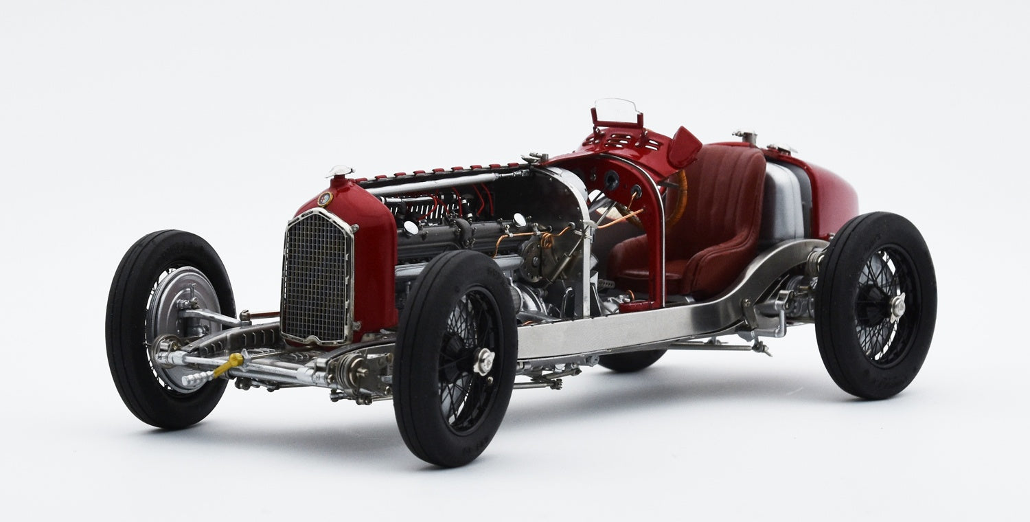 M-257 1/18 CMC Alfa-Romeo P3, cut-off model, inklusive Vitrine LE 300