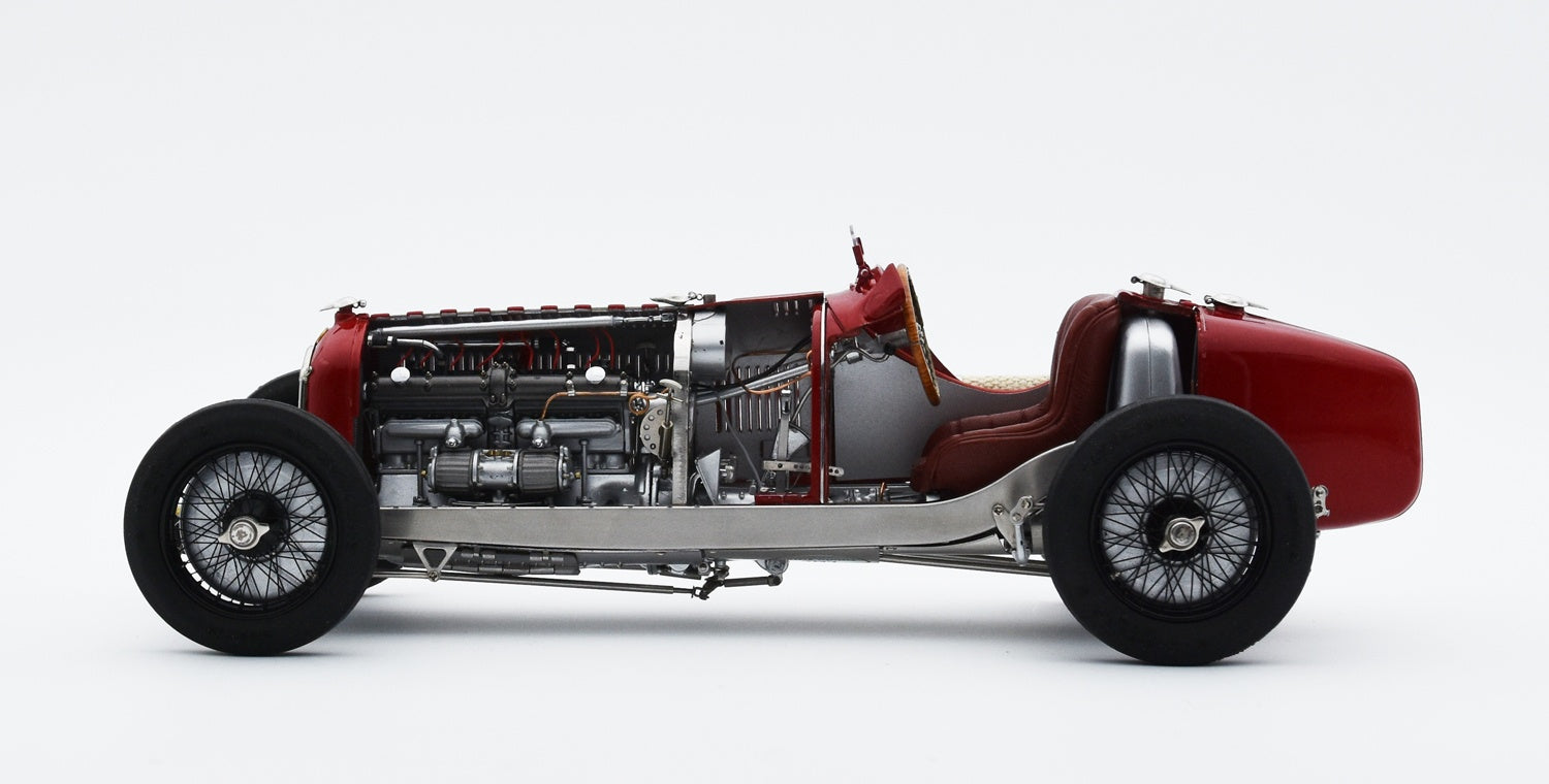 M-257 1/18 CMC Alfa-Romeo P3, cut-off model, inklusive Vitrine LE 300