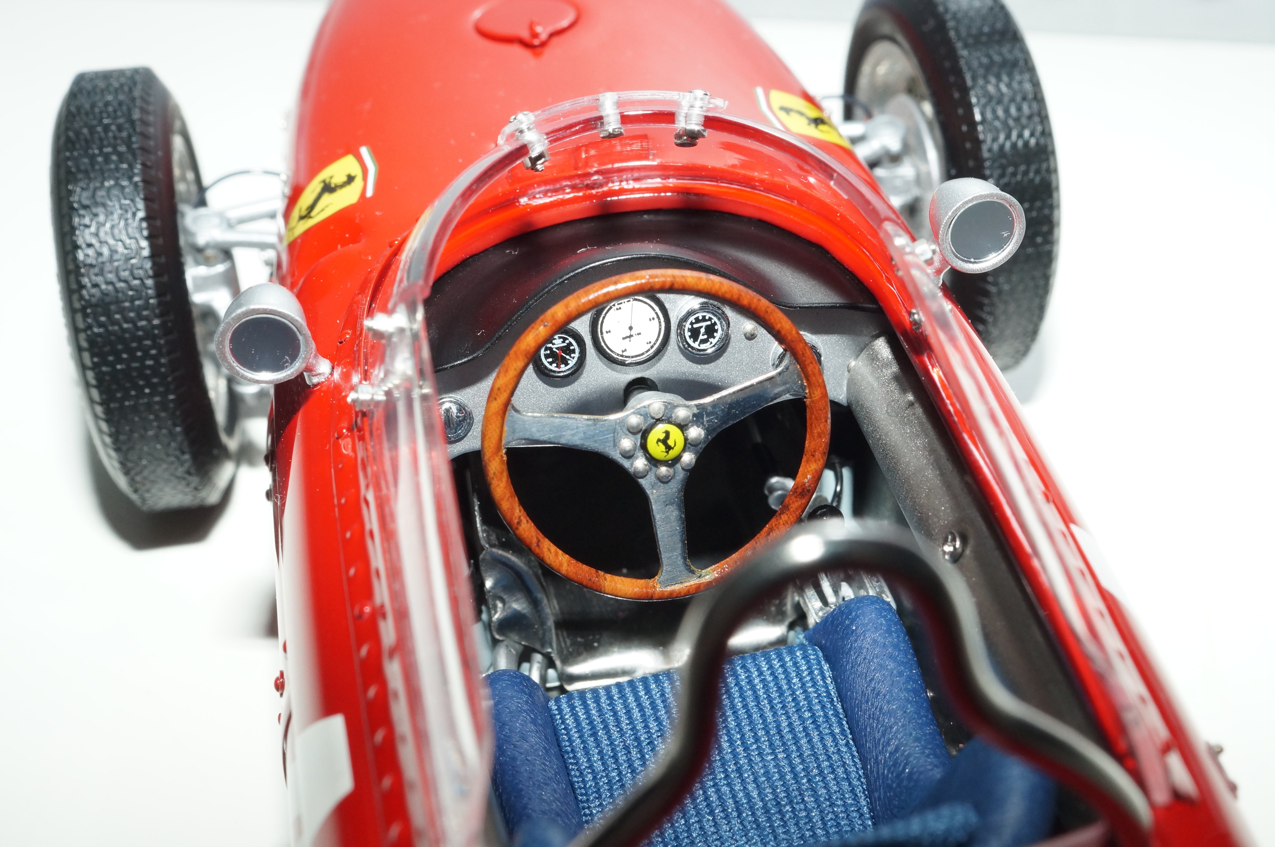 1:18 Ferrari 156 F1 'Sharknose' #4 Phil Hill Belgien CMC M-070 -pre-owned- TS460
