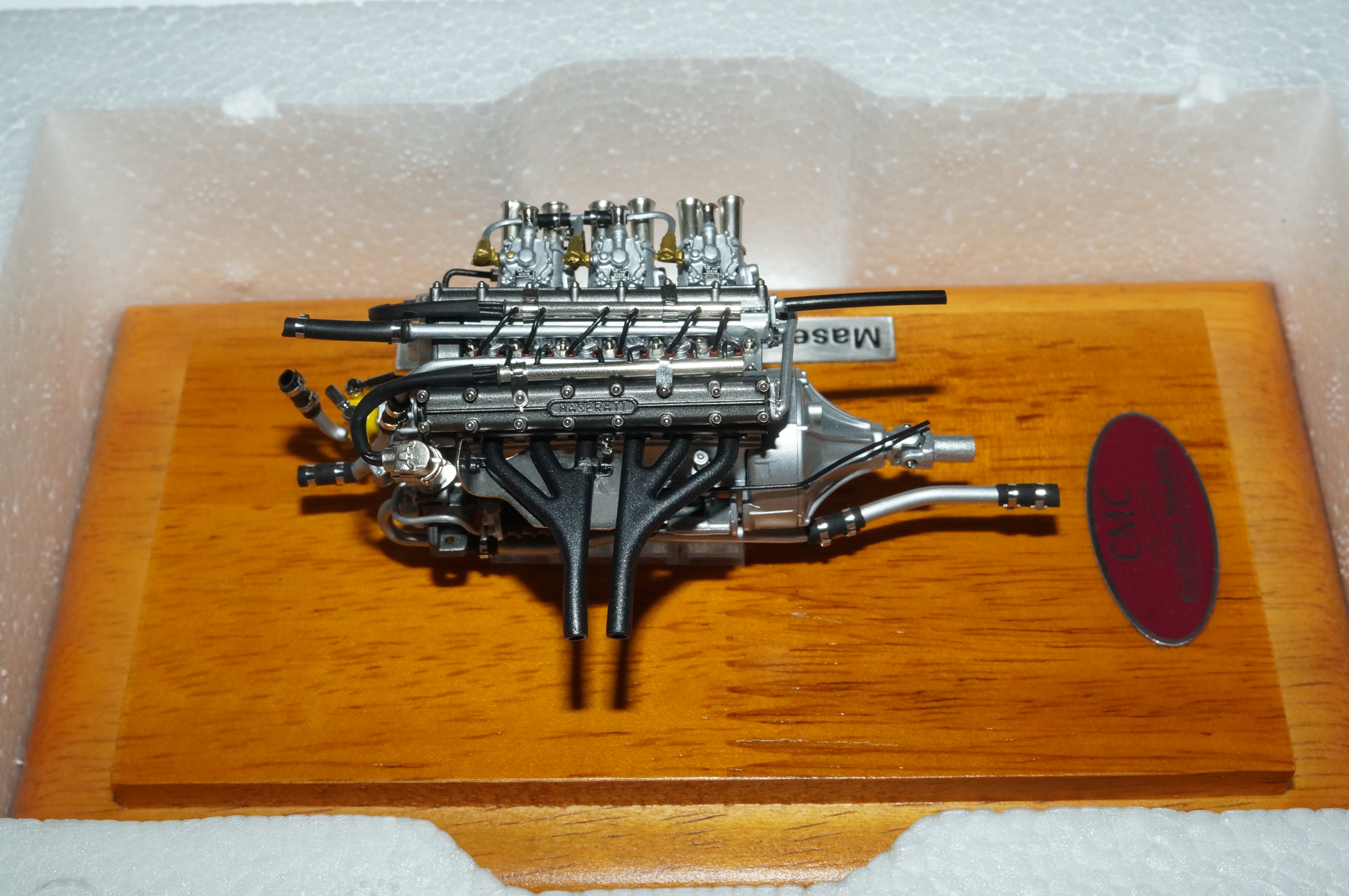 Maserati 300S Motor mit Vitrine CMC M-110 aus Vorbesitz