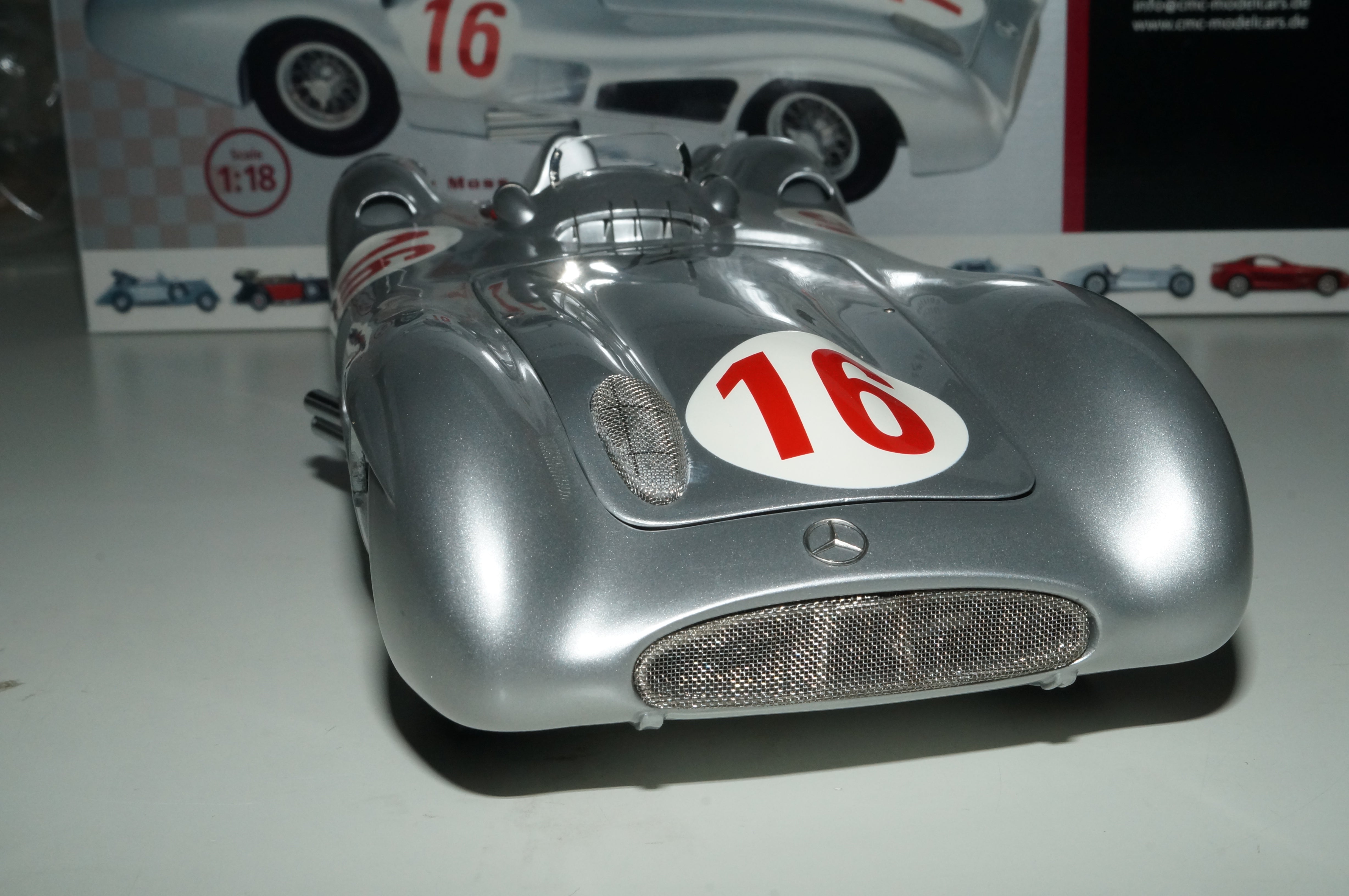 Mercedes-Benz W196R #16 signiert von Stirling Moss, CMC M-059 - aus Vorbesitz
