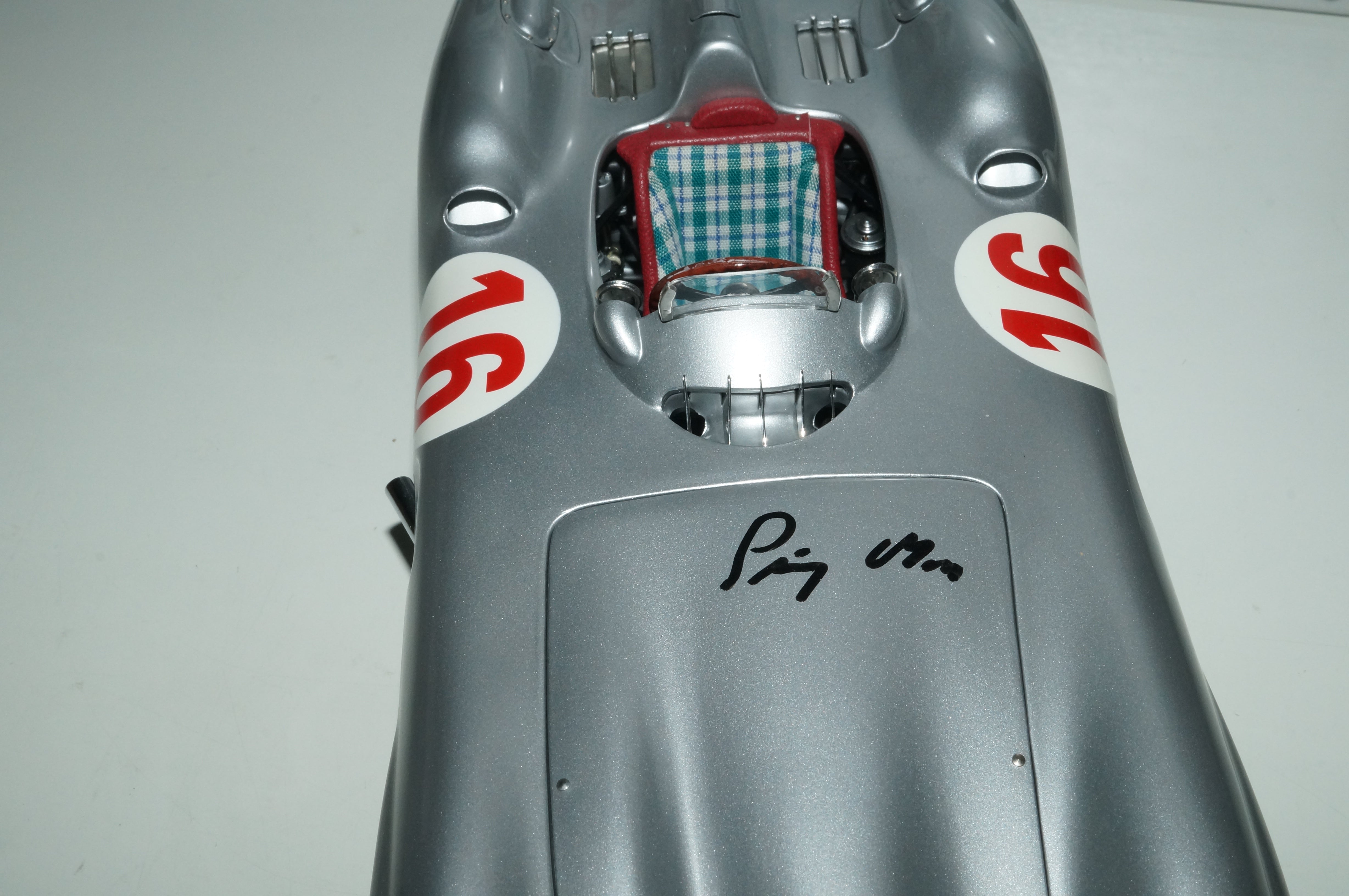 Mercedes-Benz W196R #16 signiert von Stirling Moss, CMC M-059 - aus Vorbesitz