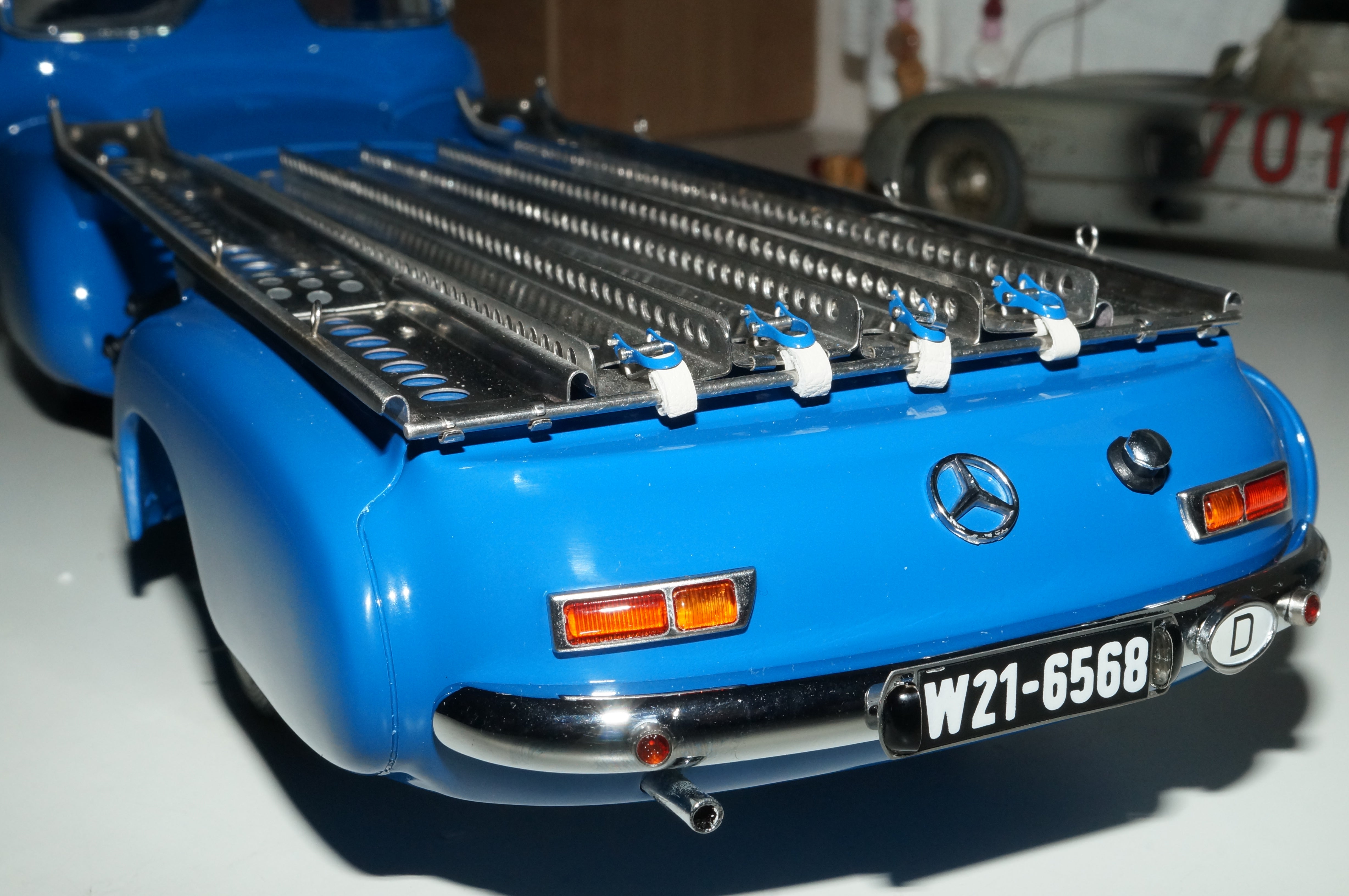 Mercedes-Benz Renntransporter mit 300 SLR #701 Dirty Hero CMC M-163 pre-owned