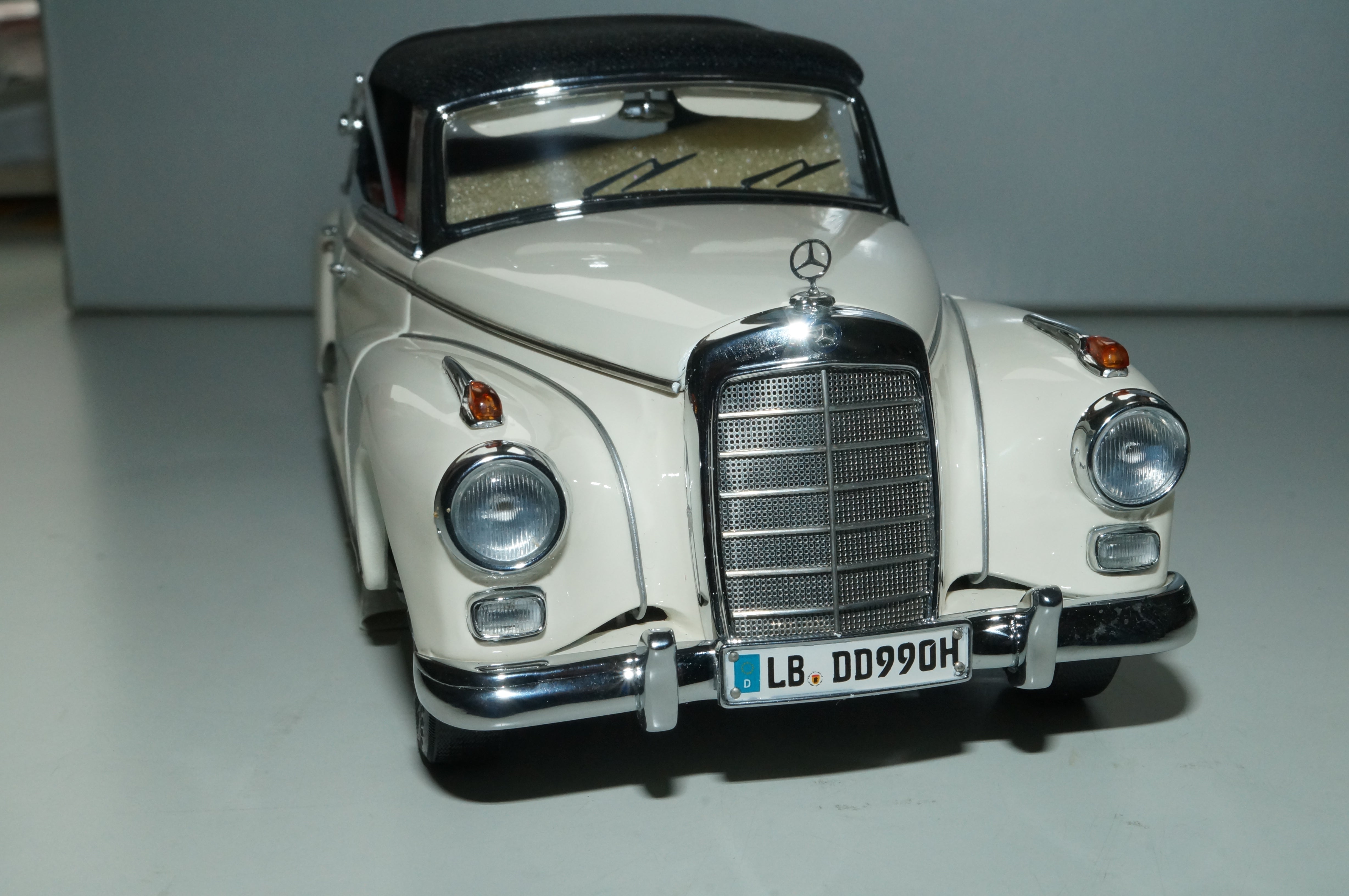 1/24 Mercedes-Benz 300d Adenauer cream, Limited Edition 239/500 für Mercedes CMC M-026A