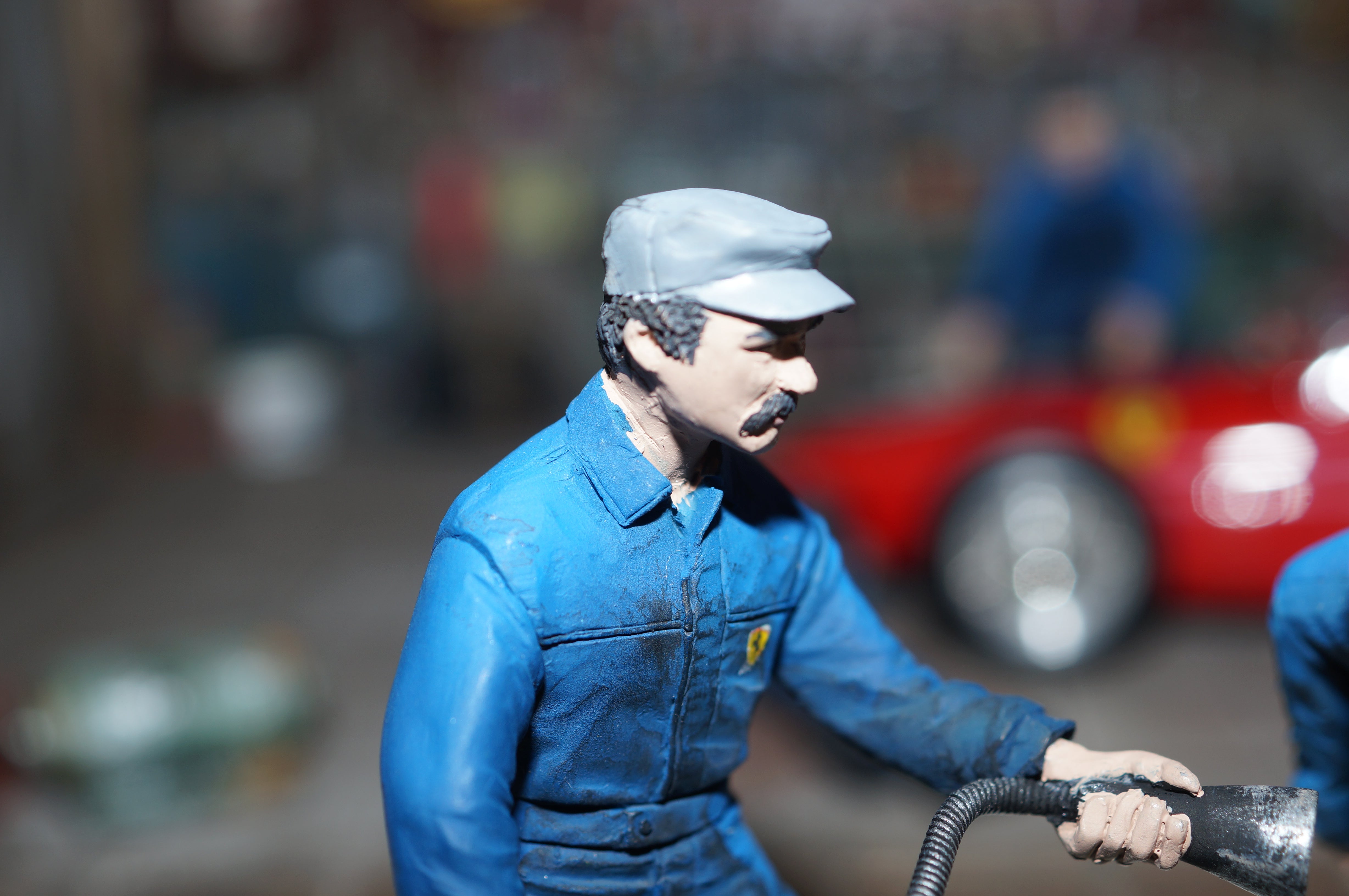 1/18 Boxencrew Ferrari BRAUNE OVERALLS von SF Scale Figures - Handarbeit-