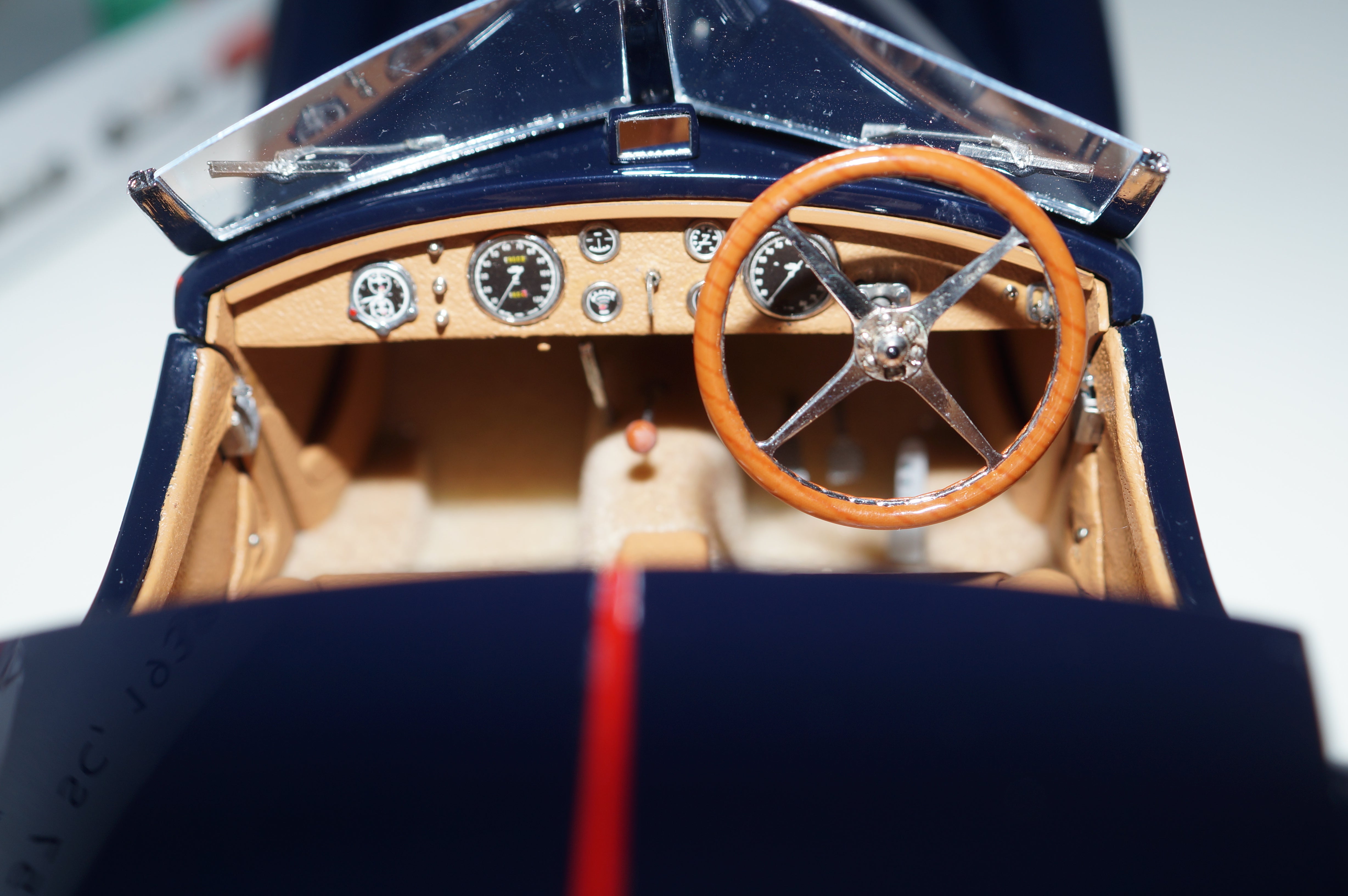 Bugatti 57 SC Corsica Roadster RED STRIPES LE 300 Stück CMC M-135