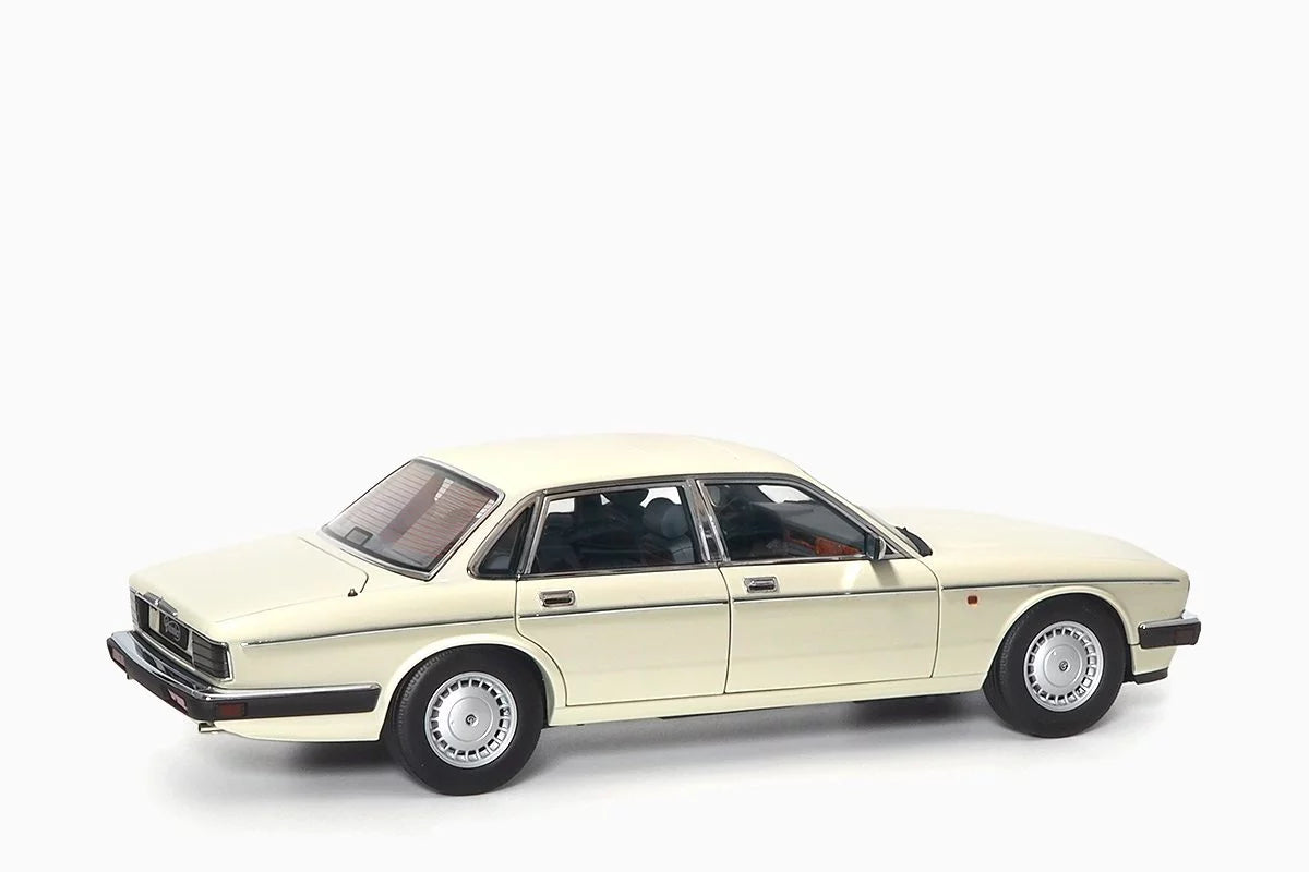 1/18 Jaguar Daimler XJ6 (XJ40) - Glacier White –  ALMOST REAL 810542