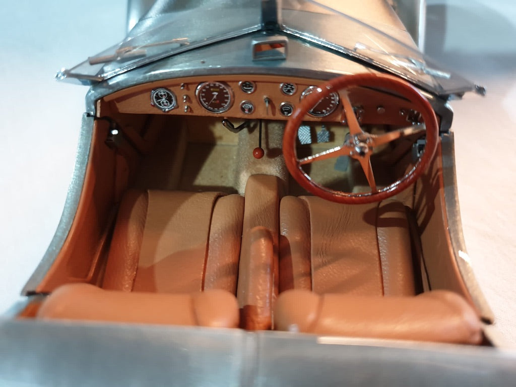 Bugatti 57 SC Corsica Roadster unlackiert CMC M-134 Limited Edition 1000 Stück